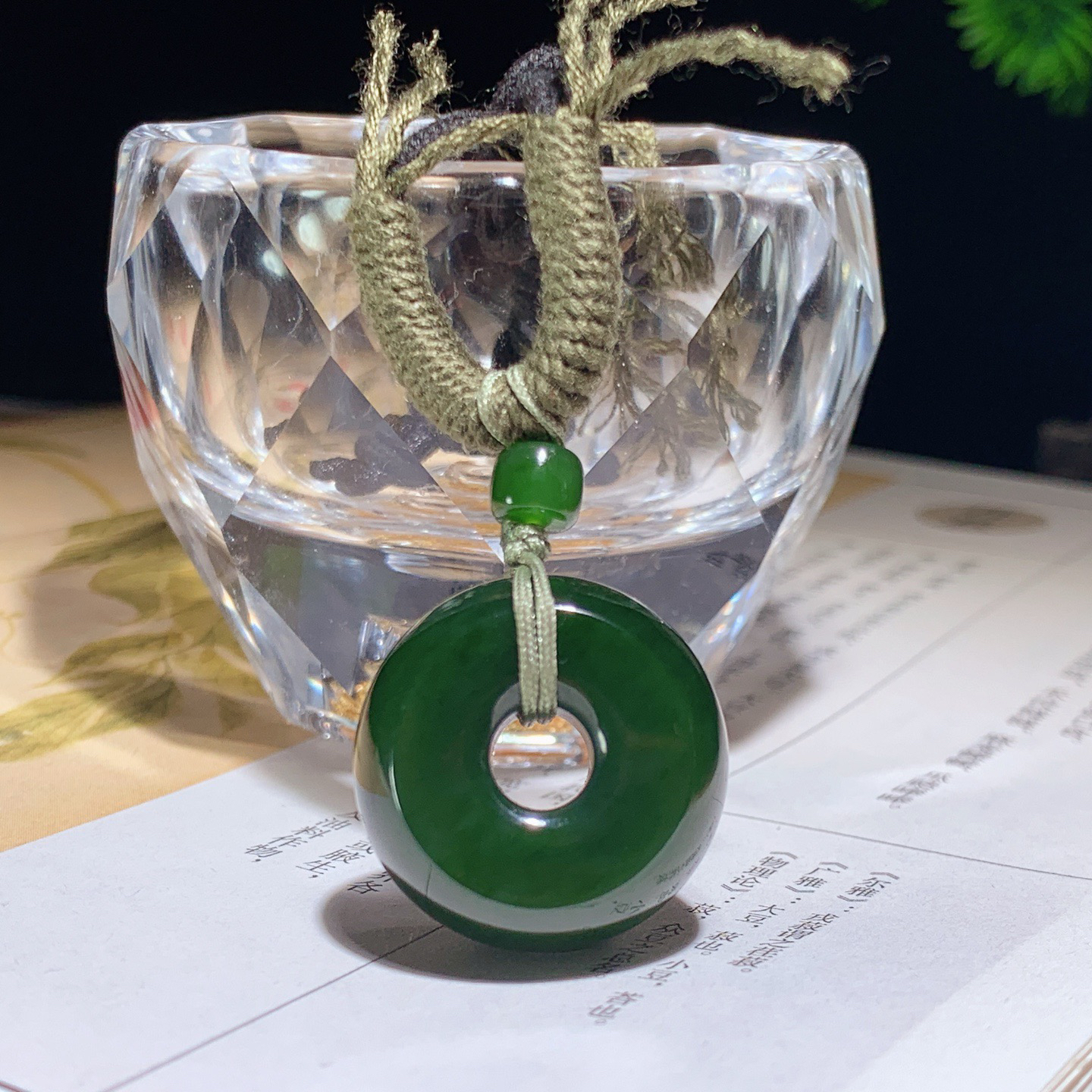 和田玉菠菜绿俄罗斯碧玉平安扣挂件 尺寸23/12重15克，玉质细腻油润 底色纯净 脂粉好，品质好！lt260330