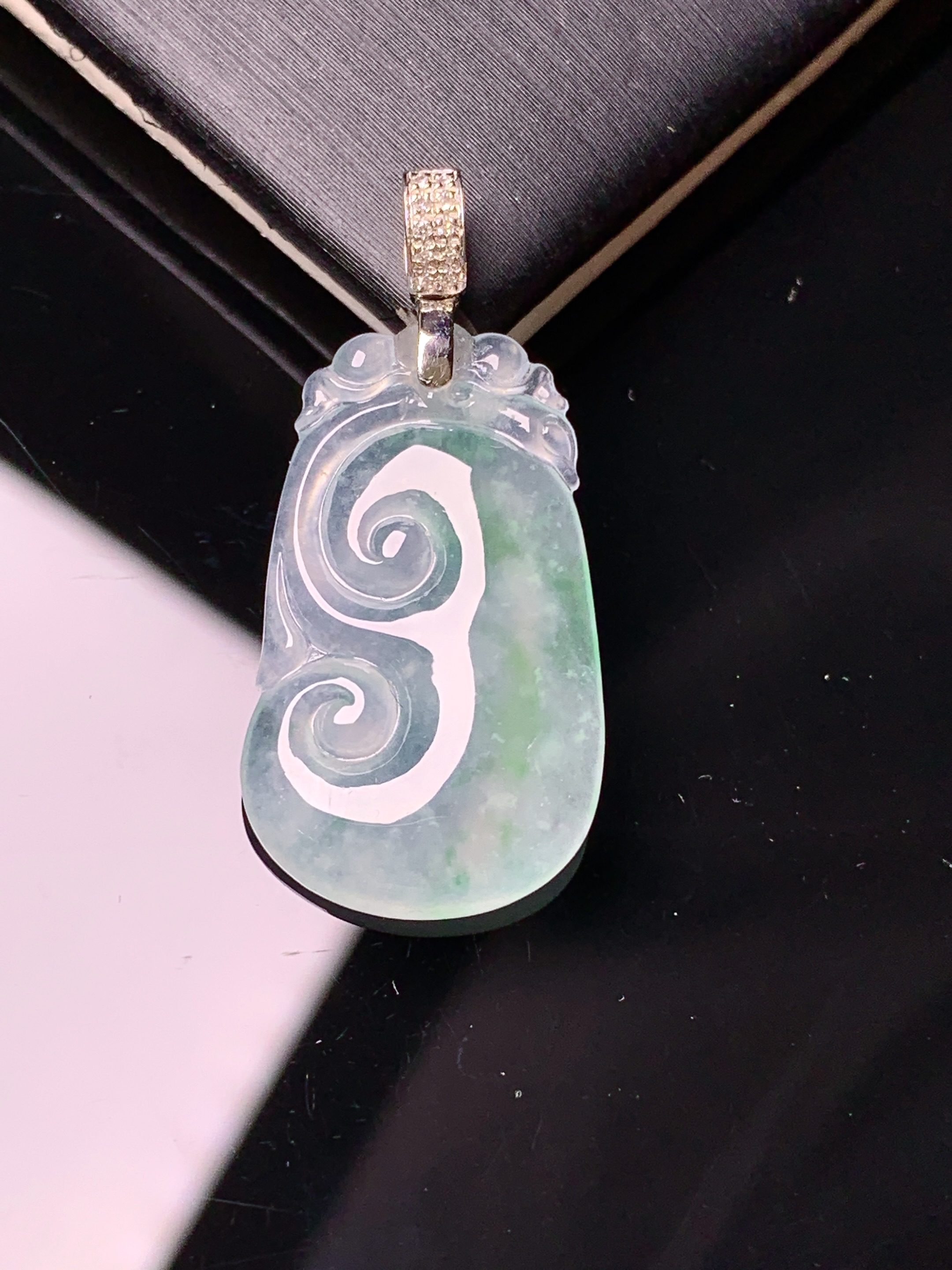 18k金钻镶嵌冰种如意吊坠 玉质细腻 色泽艳丽清新 水润亮眼 整体尺寸32*15.2*3.8g2