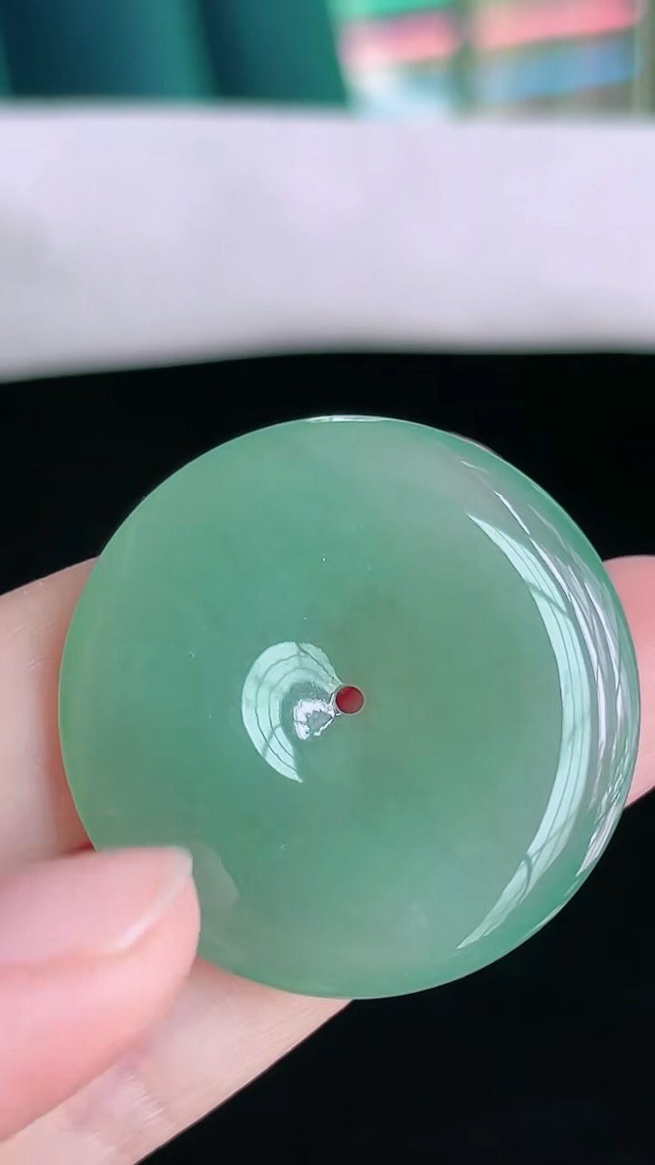 【翡翠名称】老坑种满色冰绿平安扣吊坠
【翡翠尺寸】31.6/5mm
【翡翠描述】宝贝种老水足，玉质细腻，色泽靓丽，性价比高，佩戴效果好！
【其它赠送】权威证书/精美挂绳盒子/支持全国复检