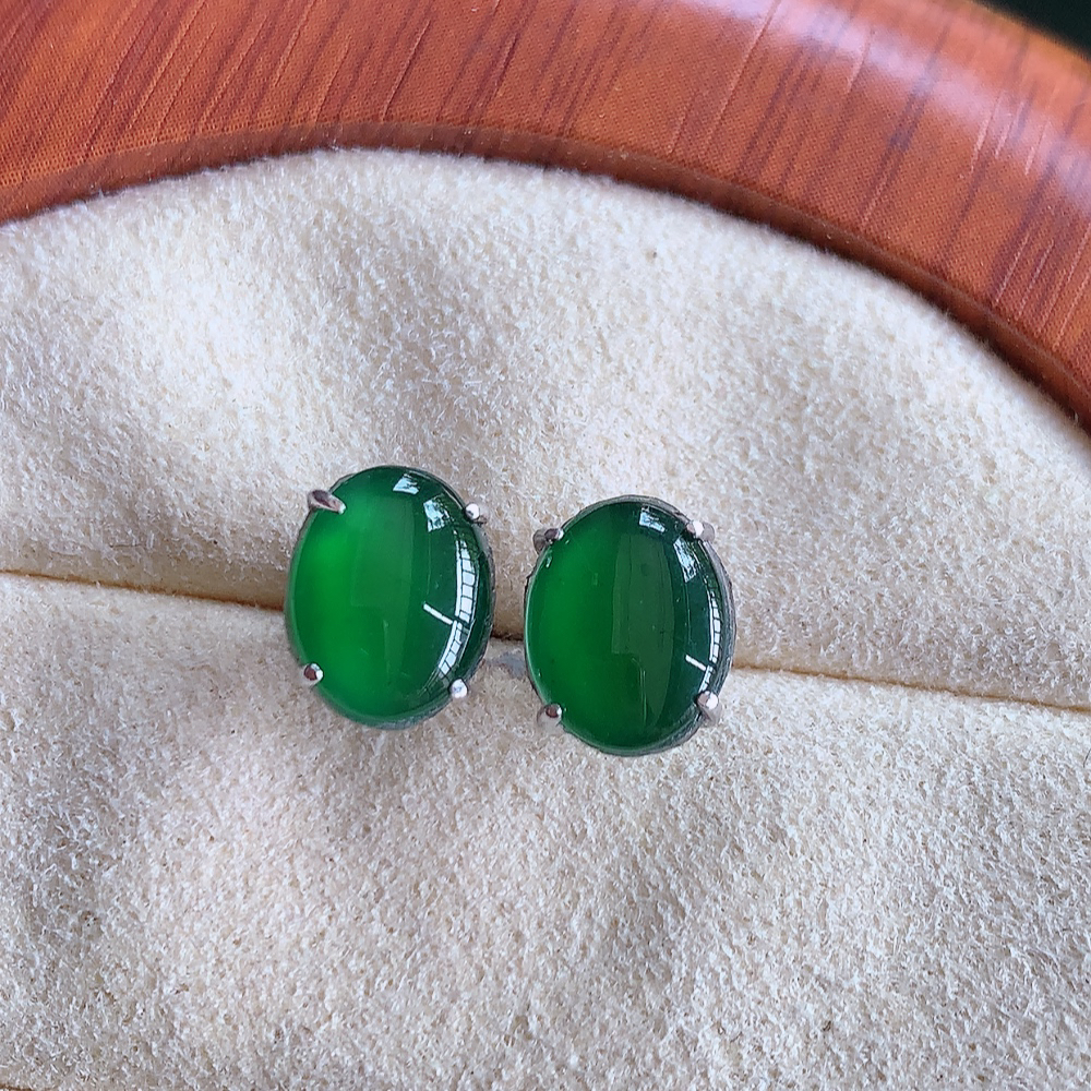 冰满绿翡翠925银镶嵌蛋面耳钉，自然光实拍，翠色灵动，颜色漂亮，种老水足，品相佳，佩戴佳品！W815.28  取一整体尺寸：8.8-6.8-4mm  裸石尺寸：8.8-6.8mm