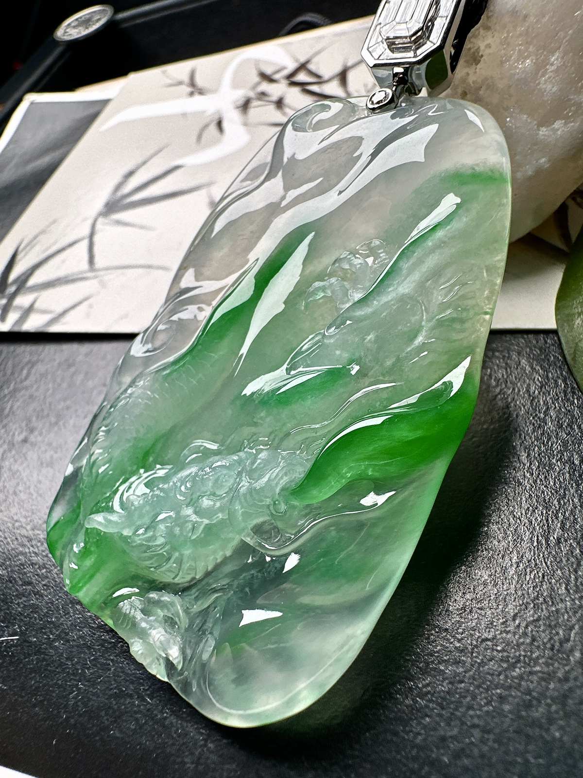 【冰种飘绿龙牌】实物冰感非常强，冰润细腻，通透感强，起胶感强，工艺雕刻很精细，18k金钻镶嵌，裸石尺寸63.1*38.8*8.7毫米