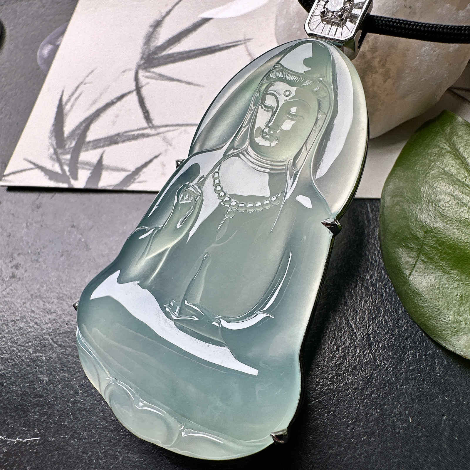 【冰种蓝底素衣观音】质地细腻，通透度上佳，冰感十足，适合佩戴，收藏品质，18k金钻镶嵌，裸石尺寸56.7*35.3*4.6毫米