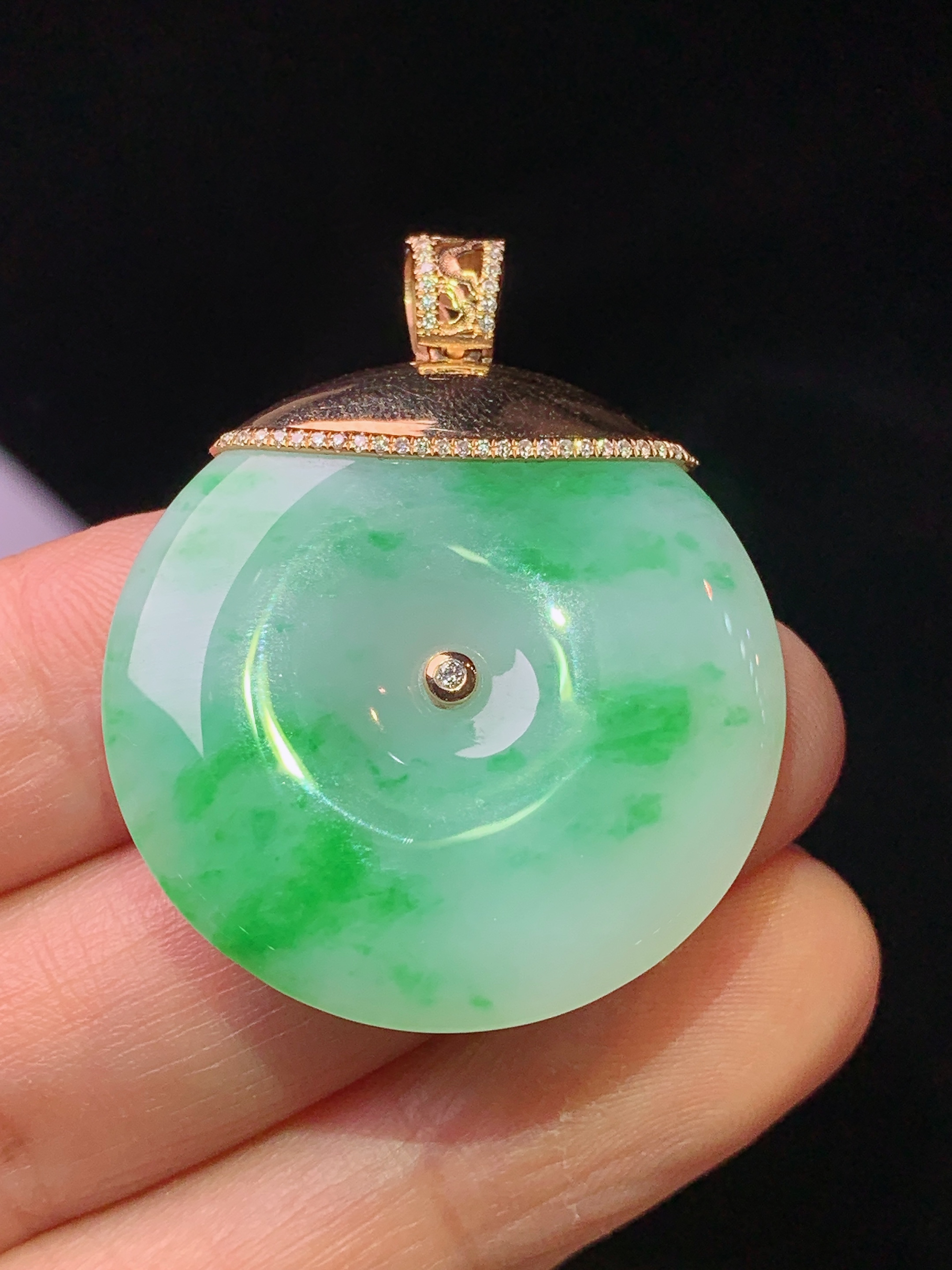 18k金镶嵌飘绿平安扣吊坠 玉质细腻 色泽艳丽清新 水润亮眼 整体尺寸38*30*5.2w1