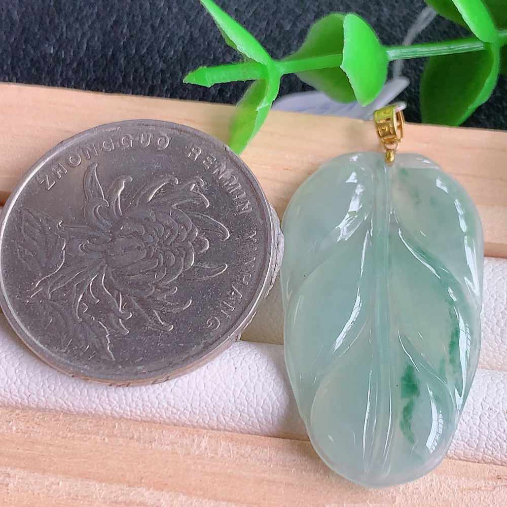 18k金扣冰润飘花金枝玉叶翡翠吊坠  老种起胶感  飘花灵动  寓意“金枝玉叶，大业有成，一夜成名”  饱满大气，水润通透。W49.28  尺寸：31-18-3.5mm