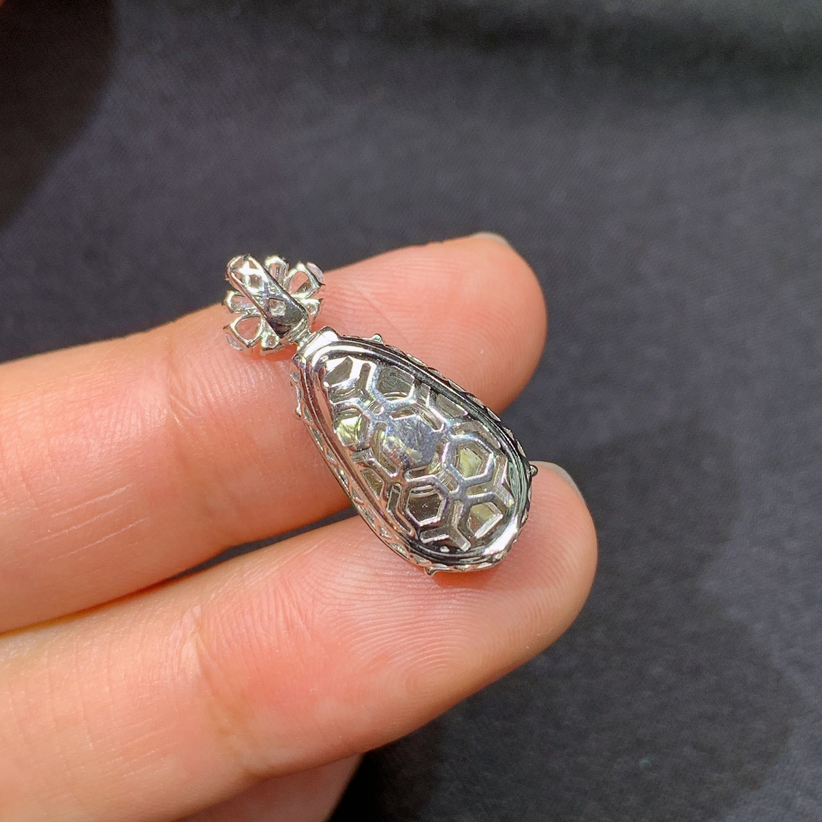 冰阳绿树叶吊坠，18k金镶嵌，冰润色阳，玉质细腻，种水足，Ych 尺寸23.2*9.3*6.6