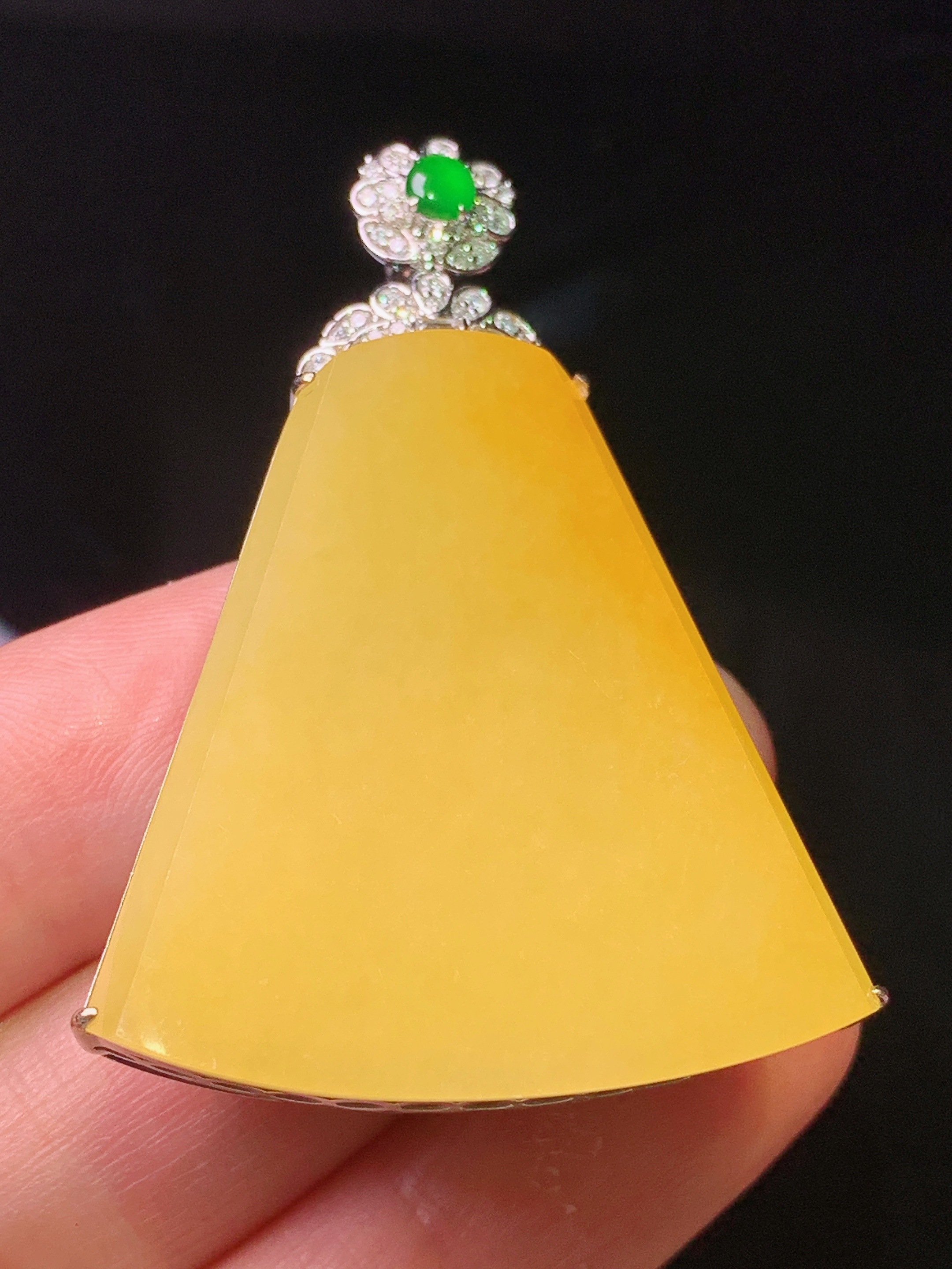 18k金钻镶嵌黄翡无事牌吊坠 玉质细腻 色泽艳丽清新 水润亮眼 整体尺寸48*33*7.6m5