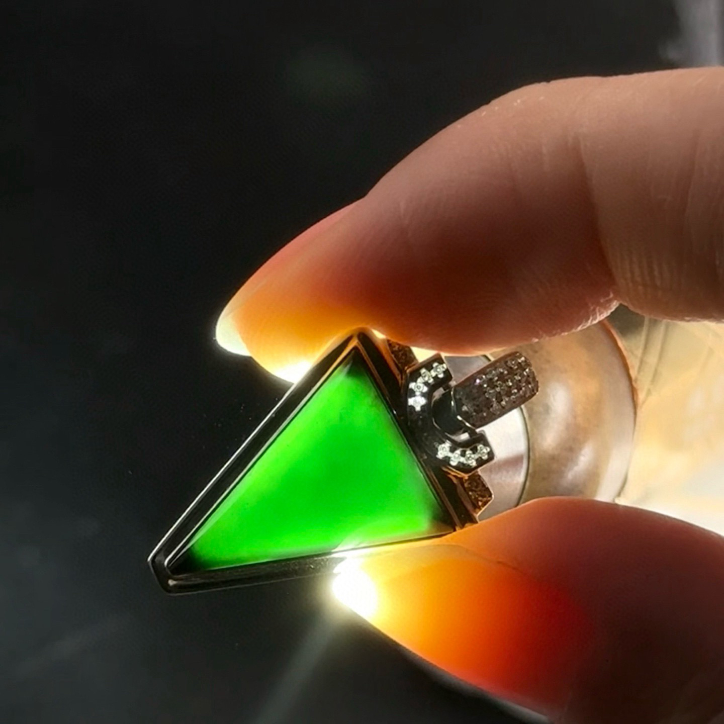 精品18k墨翠马鞍吊坠 种好色正 黑度极好 打灯通透 油性十足 尺寸25.9