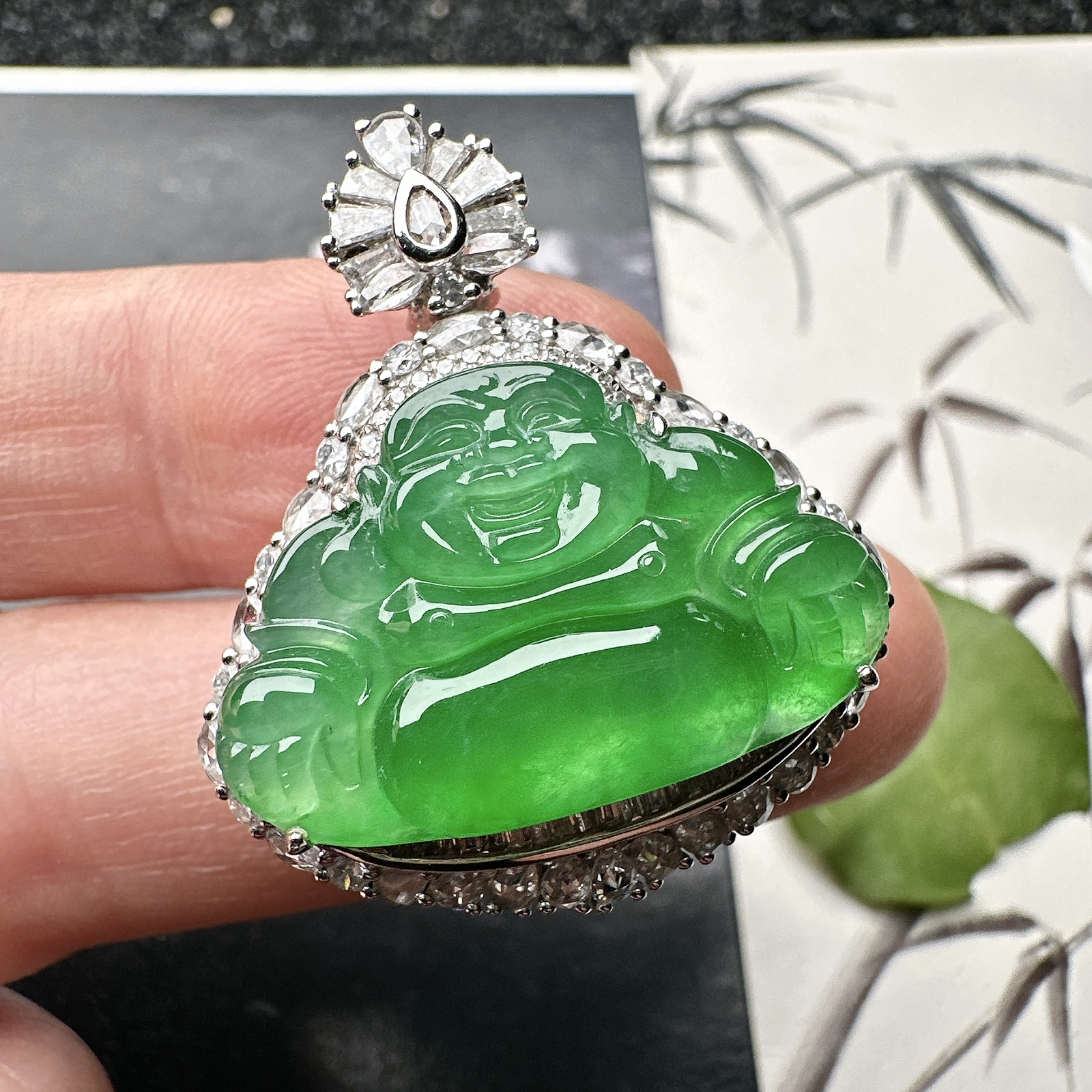 【冰种满绿佛公吊坠】种水上乘，晶莹剔透，纯净通透，莹光感很强。18k金钻镶嵌，裸石尺寸16.2*25