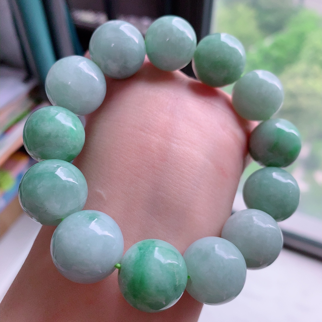 自然光实拍，大颗冰润飘绿翡翠手串，颜色丰富，料子细腻，高档大气， 自戴送礼佳品！#001.1取一尺寸17.6