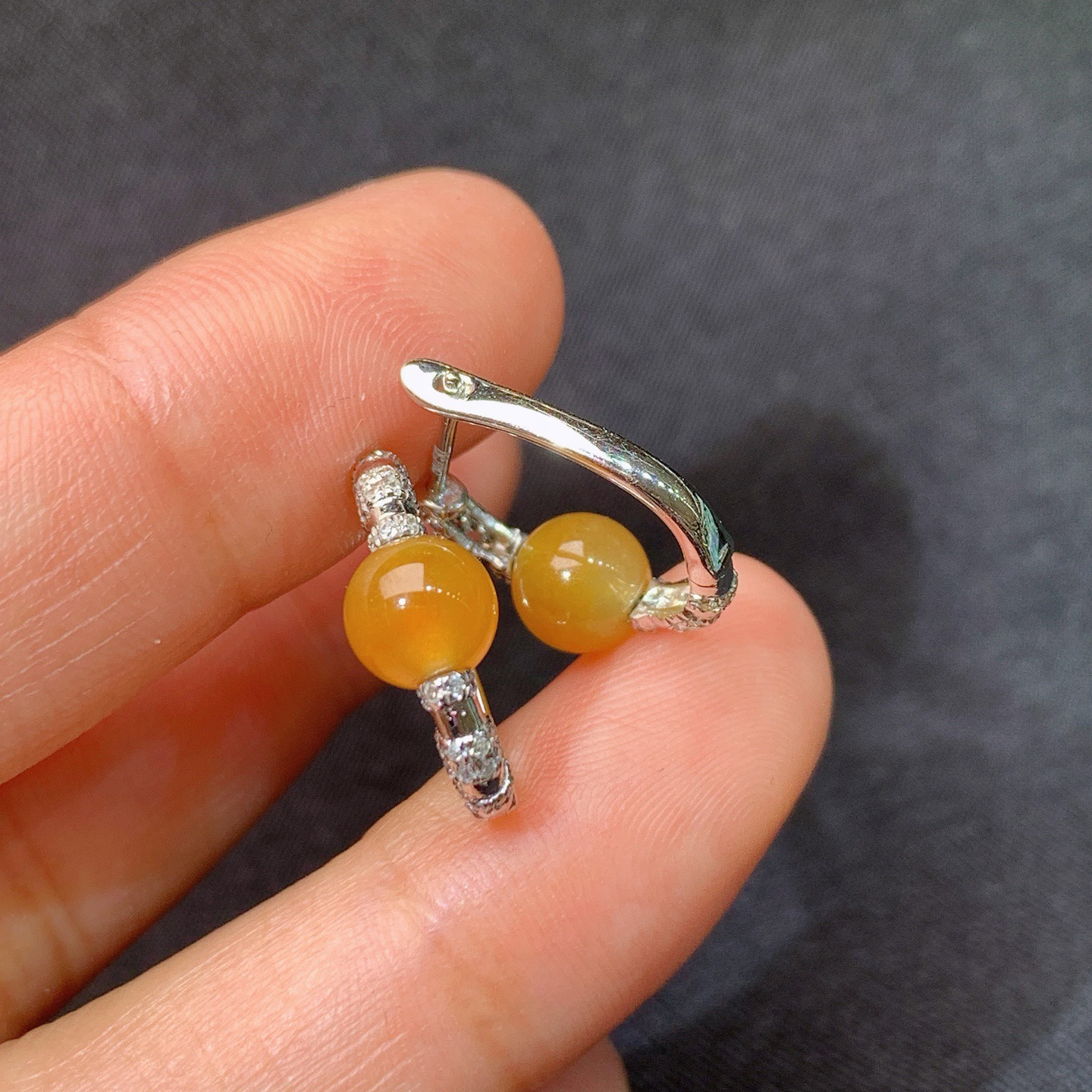 冰黄翡圆珠耳扣，18k金镶嵌，简约时尚，冰润鲜艳，种水足，Xy 裸石5.8