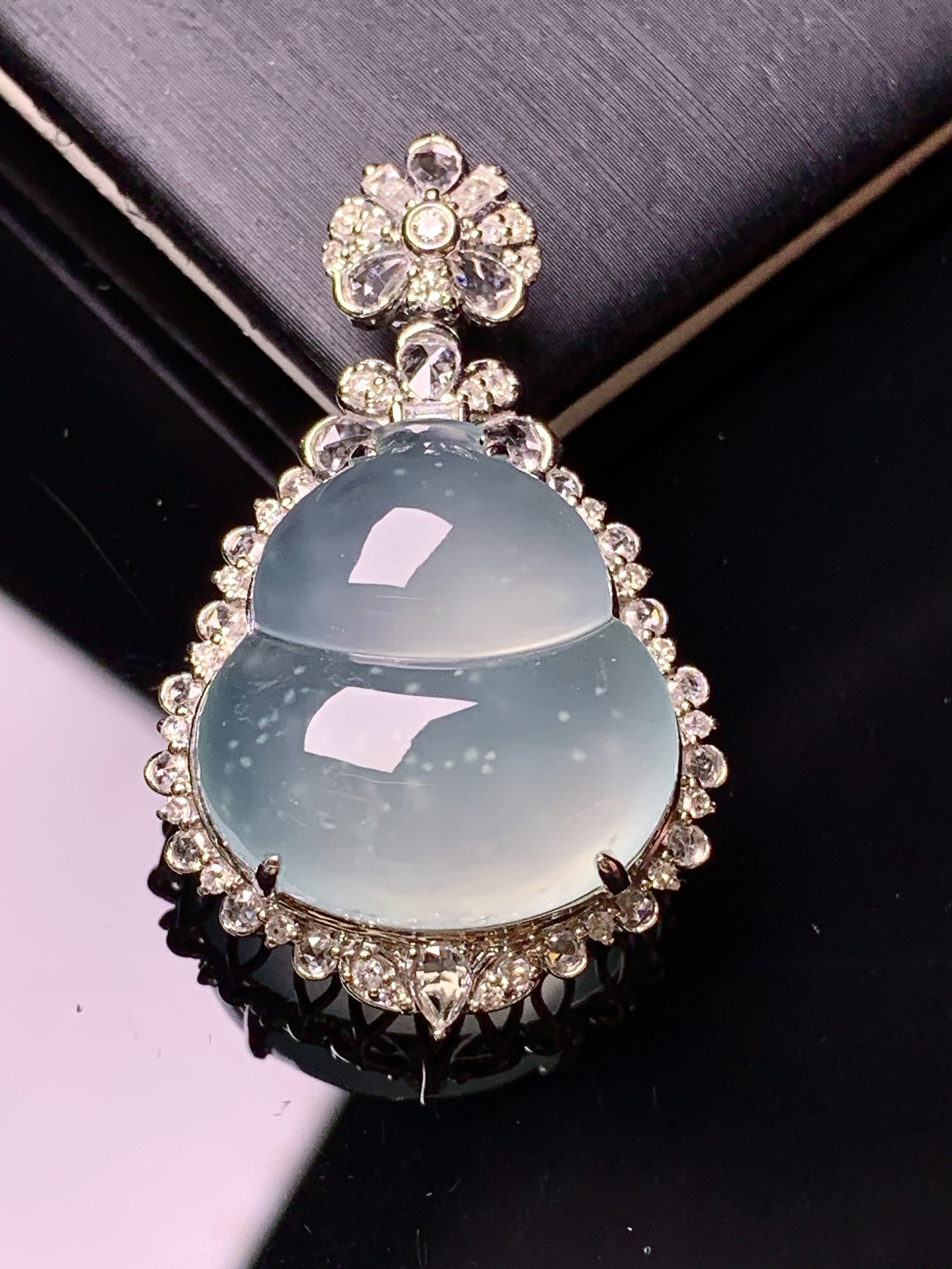 18k金钻镶嵌冰种葫芦吊坠 玉质细腻 色泽艳丽清新 水润亮眼 整体尺寸35.3*22*11.5g2