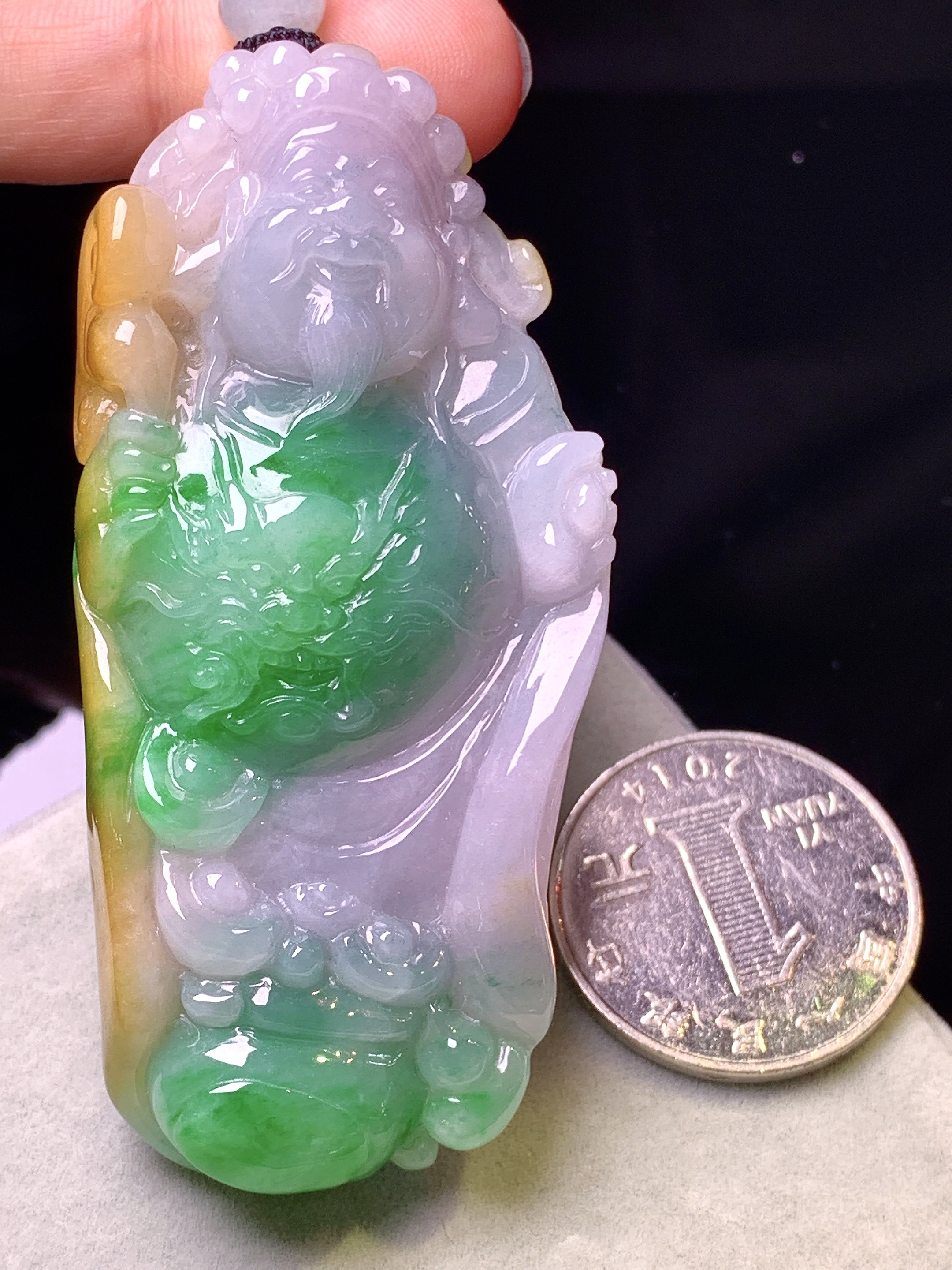 黄绿财神爷吊坠 玉质细腻 色泽艳丽清新 水润亮眼 整体尺寸70*33.8*14.5w1