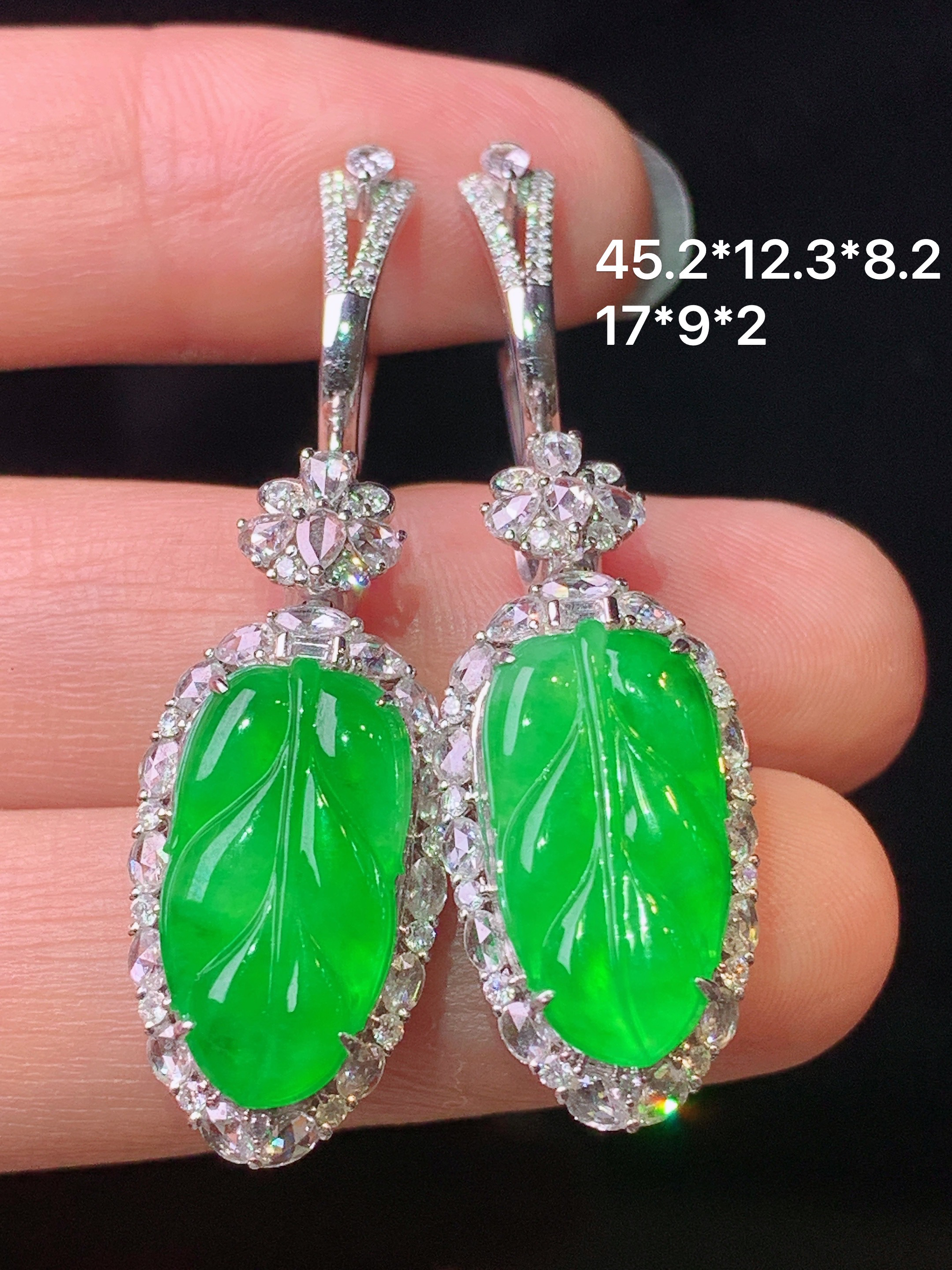 18k金钻镶嵌满绿树叶耳坠 玉质细腻 色泽艳丽清新 水润亮眼 整体尺寸45.2*12.3*8.2m5