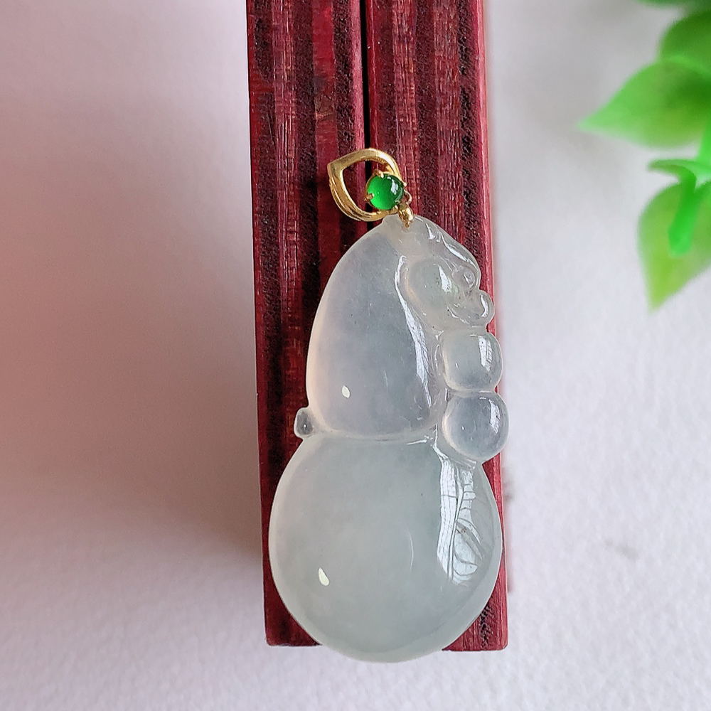18k金扣冰润葫芦翡翠吊坠  寓意“福禄双全，加官进爵，财源滚滚” 莹润通透，抱满大气  清新脱俗 