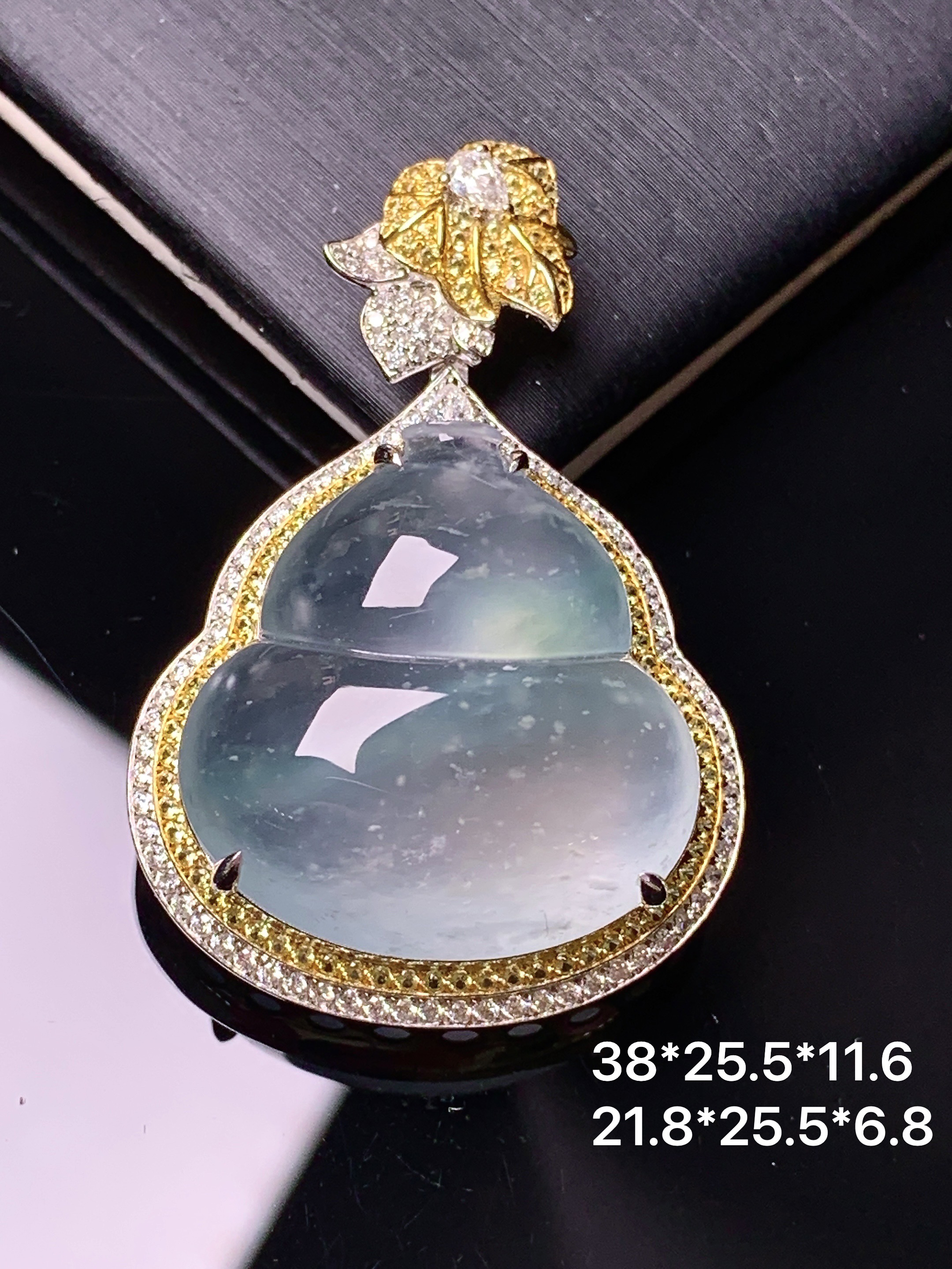 18k金钻镶嵌冰种葫芦吊坠 玉质细腻 色泽艳丽清新 水润亮眼 整体尺寸38*25.5*11.6m5
