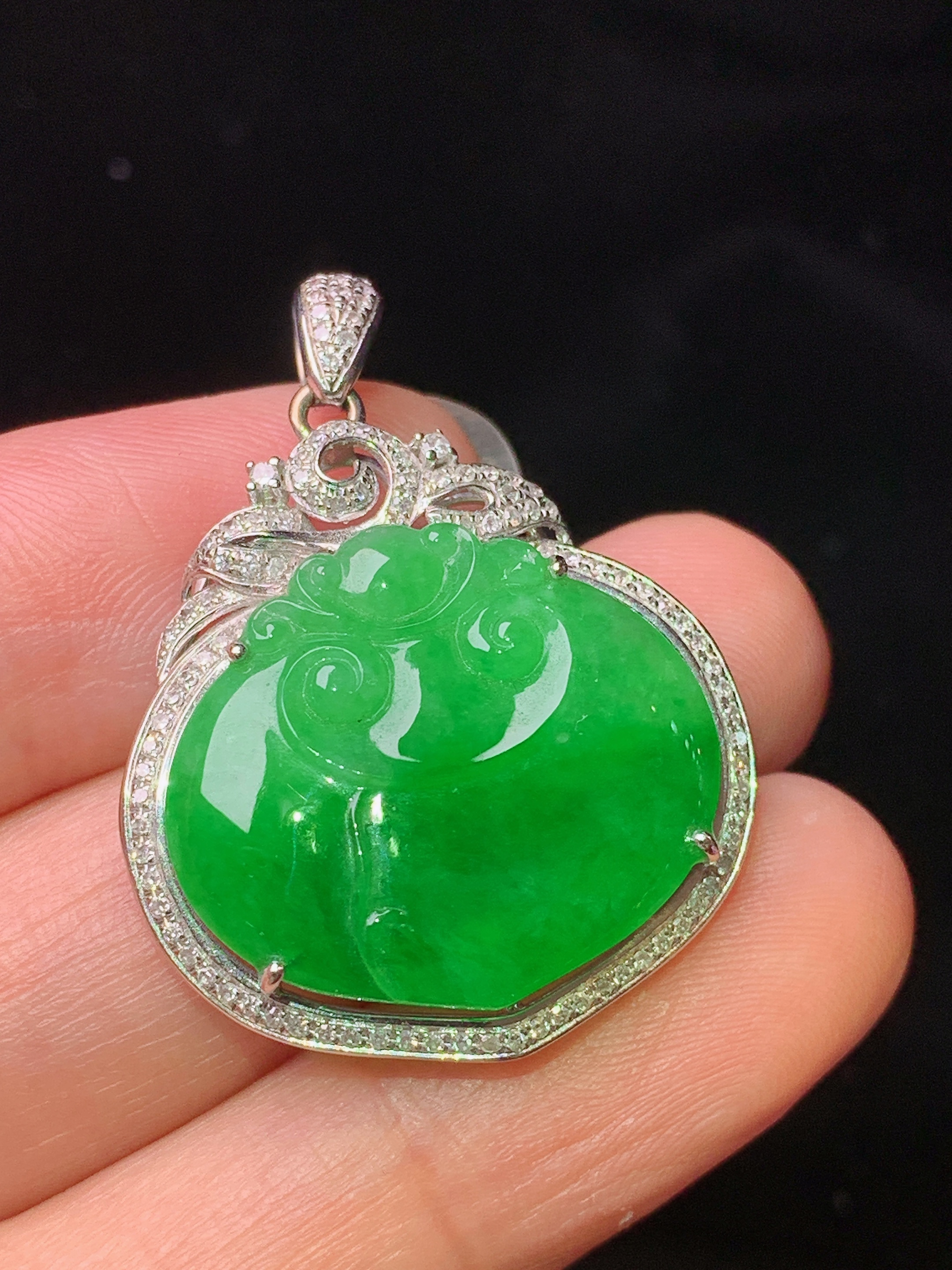 18k金钻镶嵌翠绿如意吊坠 玉质细腻 色泽艳丽清新 水润亮眼 整体尺寸33.5*25*7m5