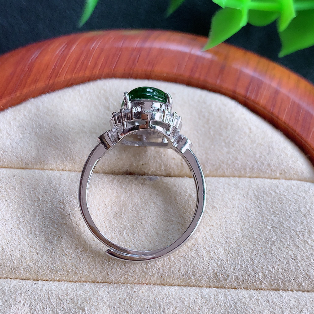 冰润满绿精美环形翡翠戒指  玉质细腻  冰清玉润  飘花灵动  颜色漂亮  W502.28   内径尺寸：17-13-7.8mm  裸石尺寸：10-8mm