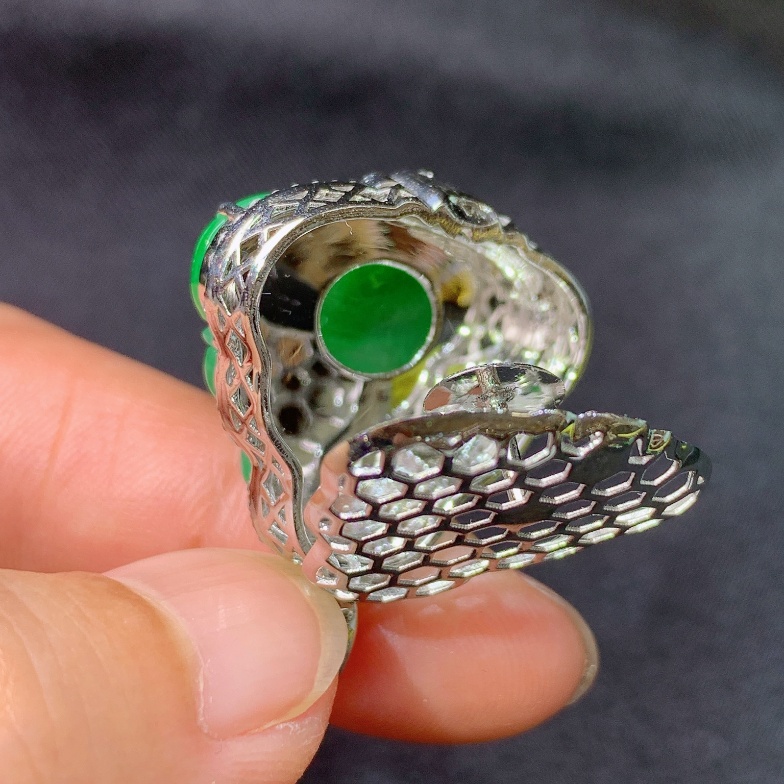 冰阳绿笑佛吊坠，18k金镶嵌，冰润色阳，品相好，种水足，Lp 尺寸29.2*24.6*10.1