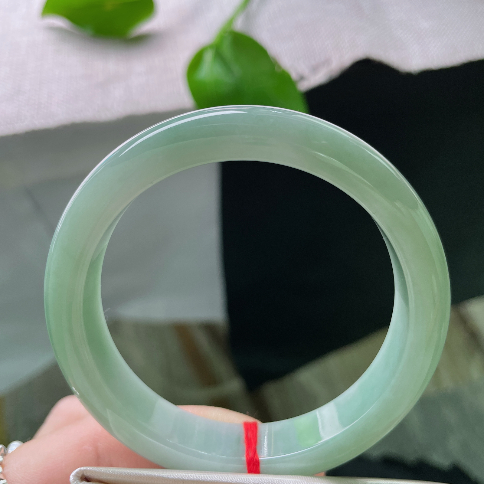 尺寸：57/12.2/8.4，绿底正圈，上手更衬出玉石的清雅光泽，尽显古典雅致之美。无纹裂