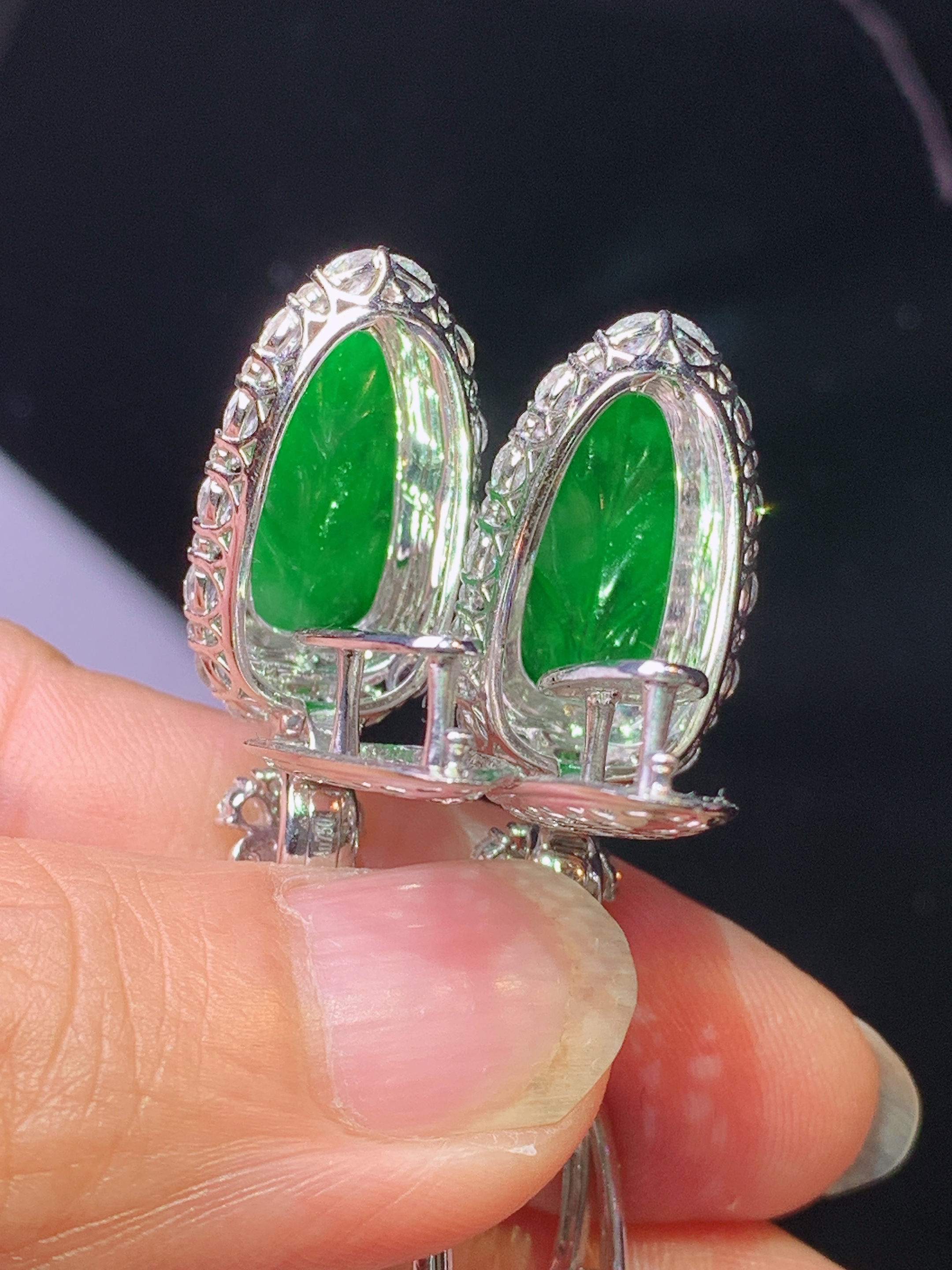 18k金钻镶嵌满绿树叶耳坠 玉质细腻 色泽艳丽清新 水润亮眼 整体尺寸45.2*12.3*8.2m5