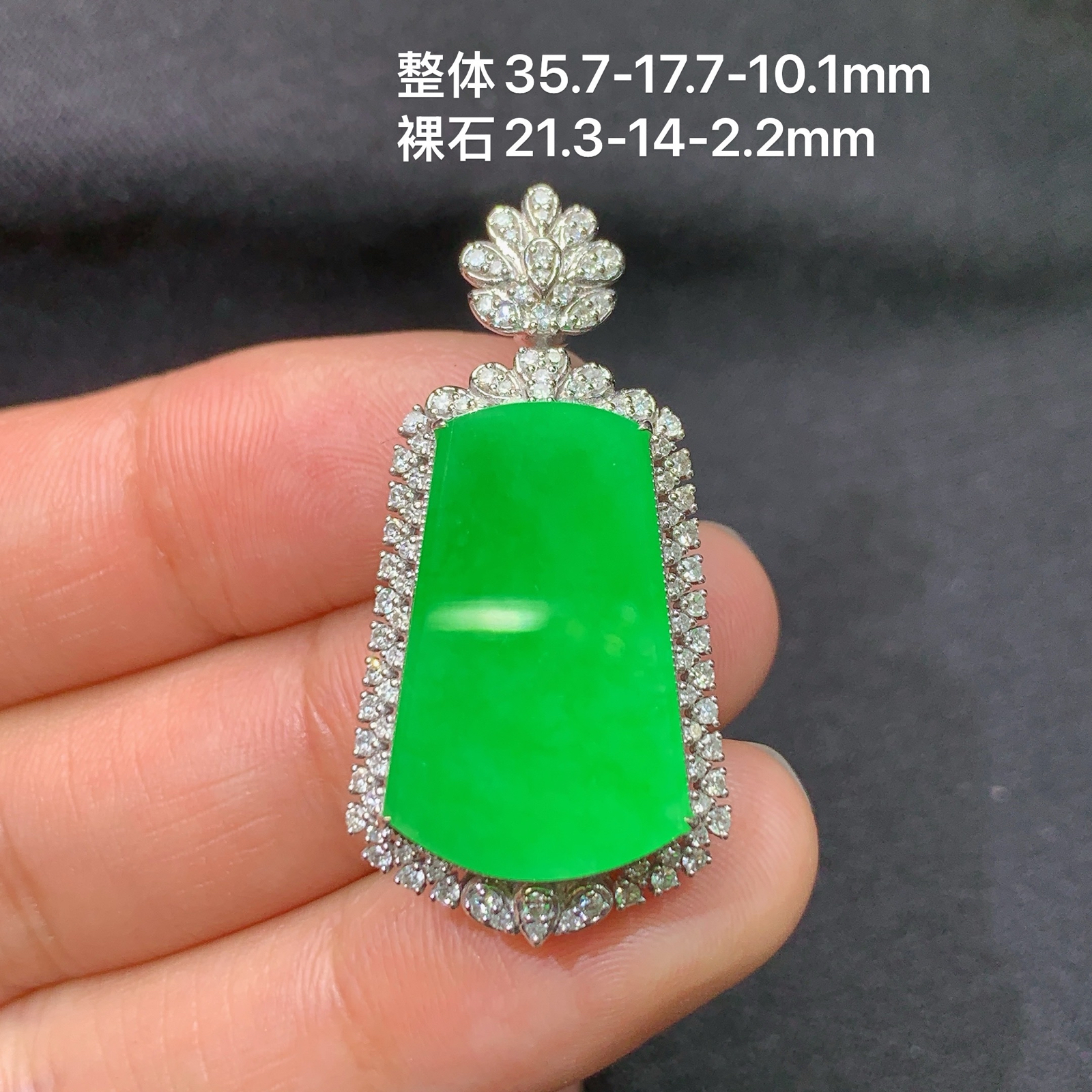 冰阳绿无事牌吊坠，18k金镶嵌，冰润色阳，种水足，Li 尺寸35.7*17.7*10.1