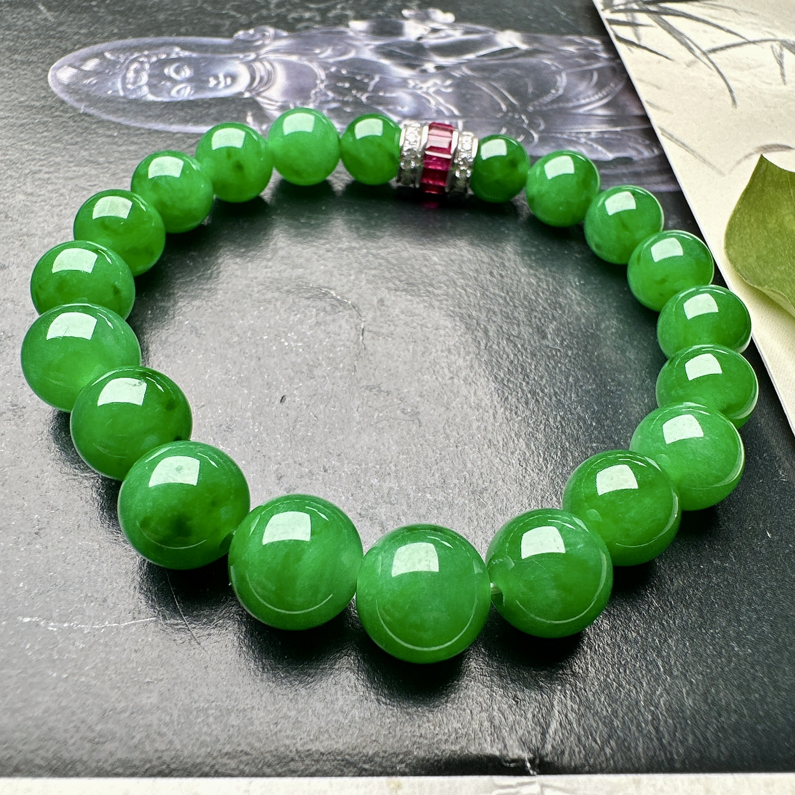 【冰种满绿圆珠手串】冰感十足，通透闪亮，颜色很艳丽，收藏品质，推荐入手。直径8.3-9.8之间