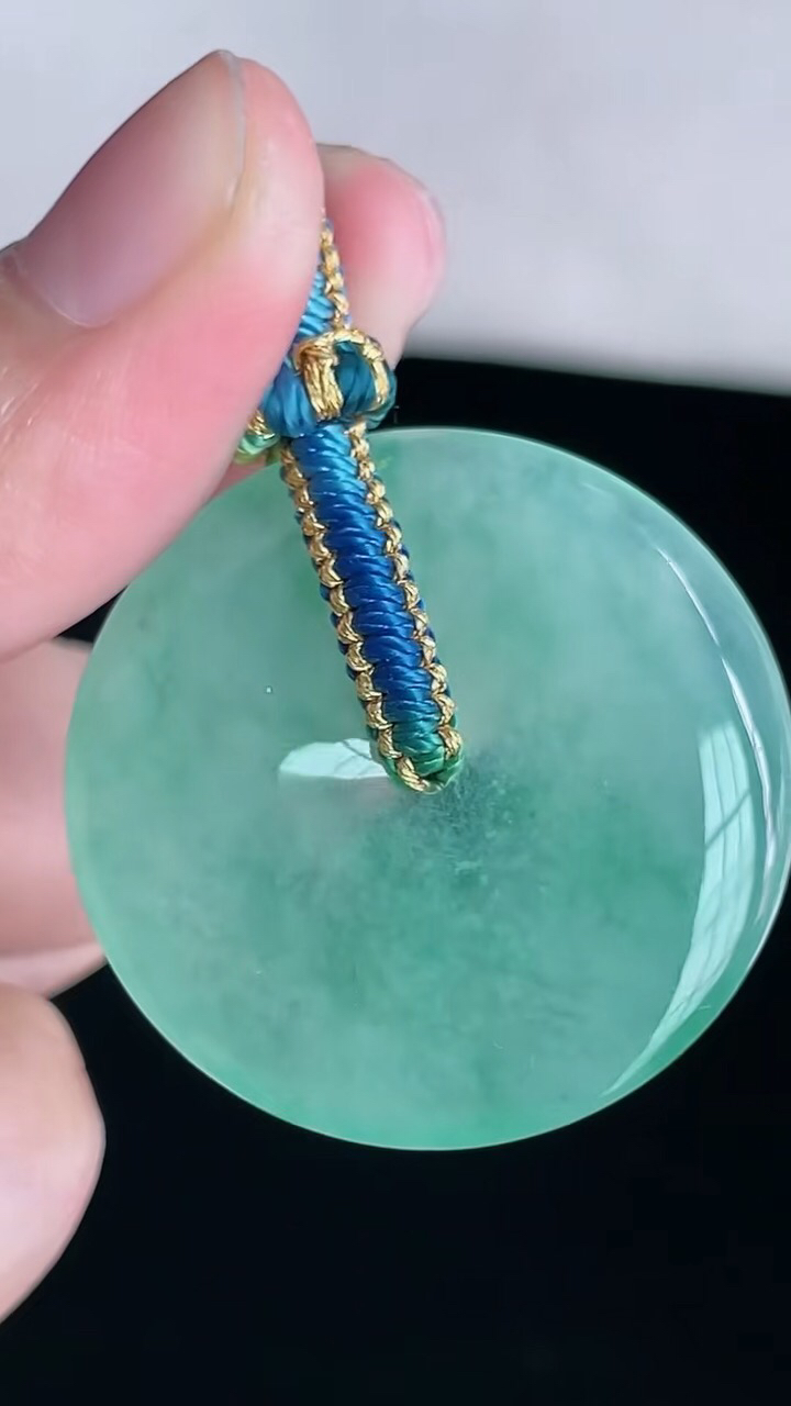 【翡翠名称】老坑种冰绿大平安扣吊坠
【翡翠尺寸】直径厚度31.8/4mm
【翡翠描述】宝贝种老水足，玉质细腻，色泽靓丽，性价比高，佩戴效果好！
【其它赠送】权威证书/精美挂绳盒子/支持全国复检