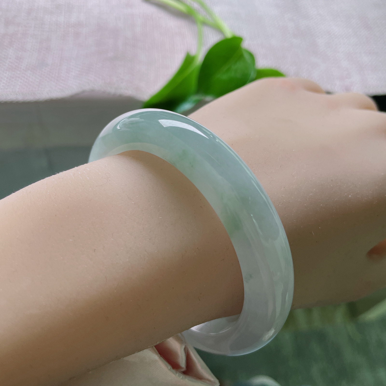 尺寸：55.8/12.3/8.8，淡绿淡紫正圈，质地莹润通透，百搭款，简约大方。