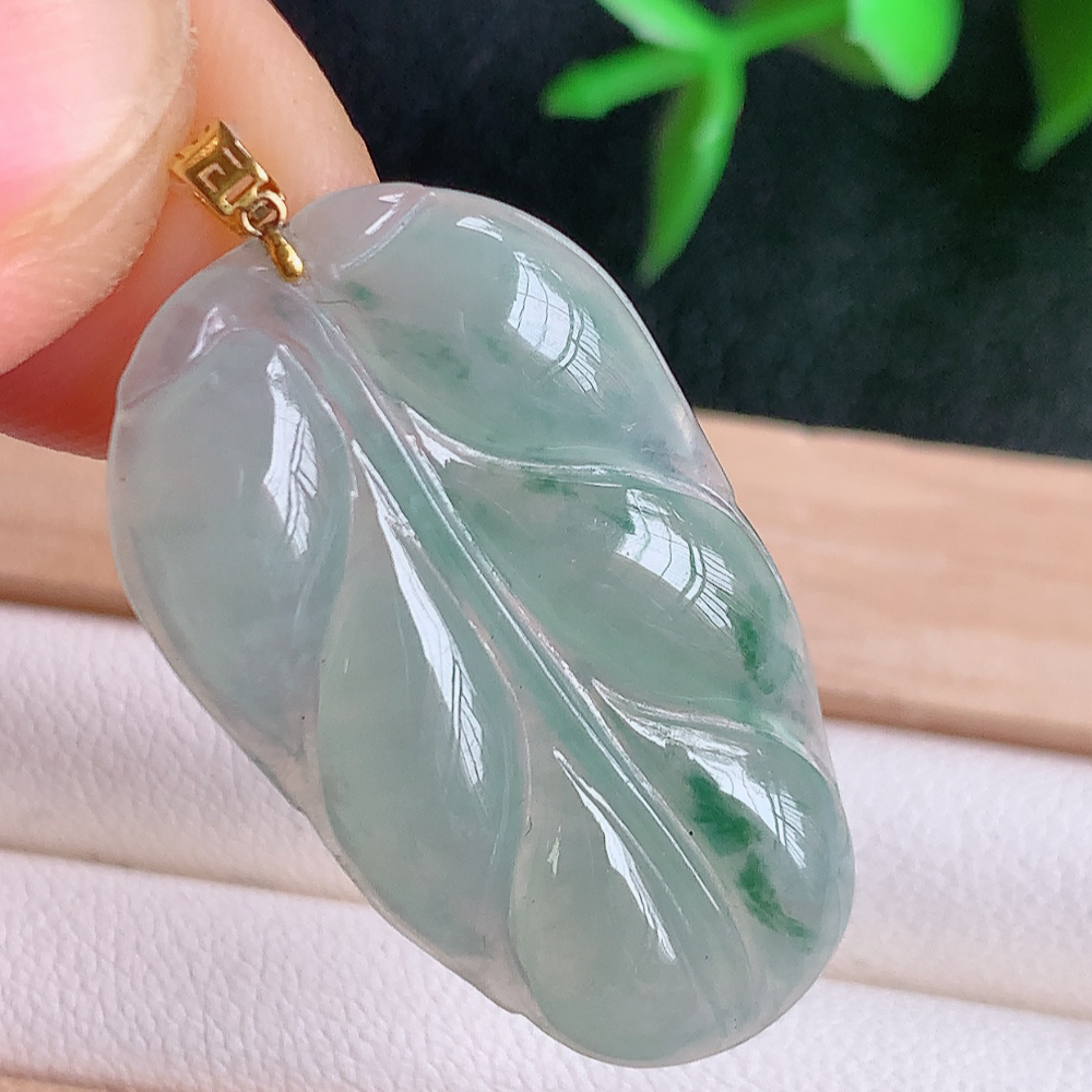 18k金扣冰润飘花金枝玉叶翡翠吊坠  老种起胶感  飘花灵动  寓意“金枝玉叶，大业有成，一夜成名”  饱满大气，水润通透。W49.28  尺寸：31-18-3.5mm