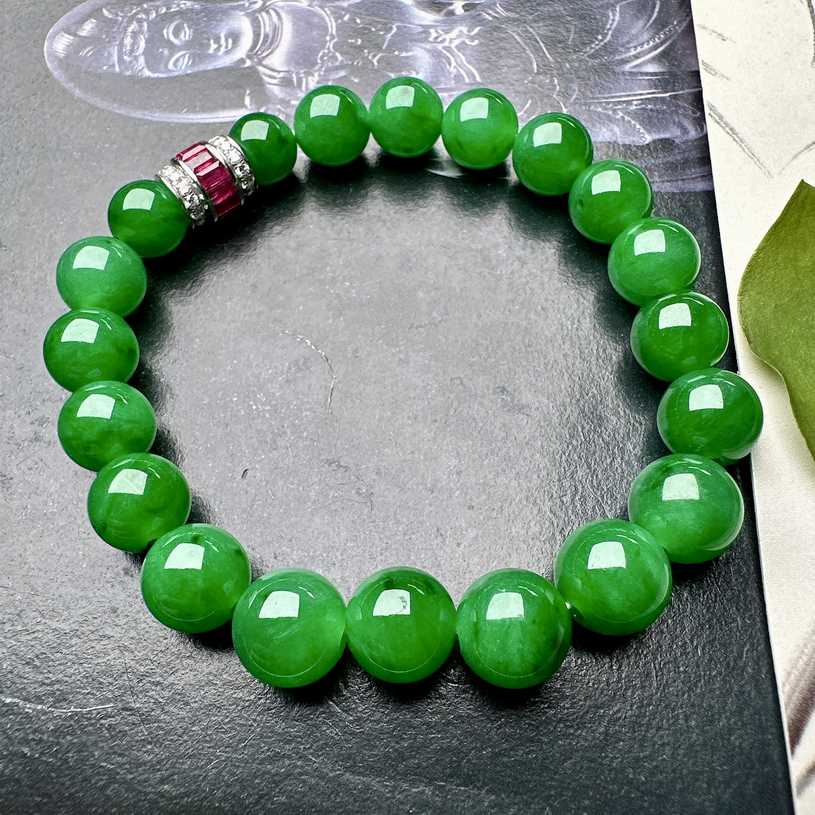 【冰种满绿圆珠手串】冰感十足，通透闪亮，颜色很艳丽，收藏品质，推荐入手。直径8.3-9.8之间