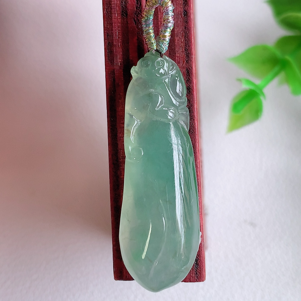 冰润精雕灵猴献瑞翡翠挂件  寓意“灵猴献瑞，多福多寿”天然特色冰绿料子，如此好看，如此美丽～遇到是缘，拥有是福，佩戴效果优雅迷人！无纹裂，性价比超值！W01.28  尺寸：36-12-6.8mm
