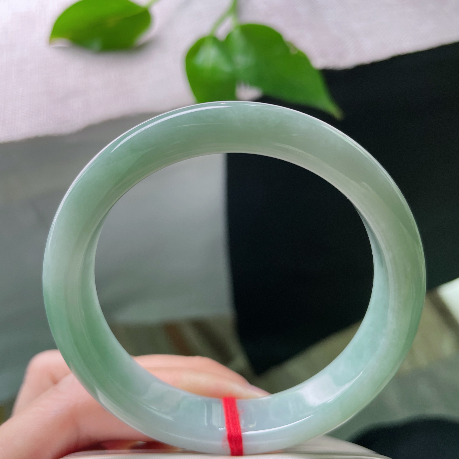 尺寸：56.8/12.7/7.7，绿底正圈，水润，柔润细腻，上手显白，皮纹不显。