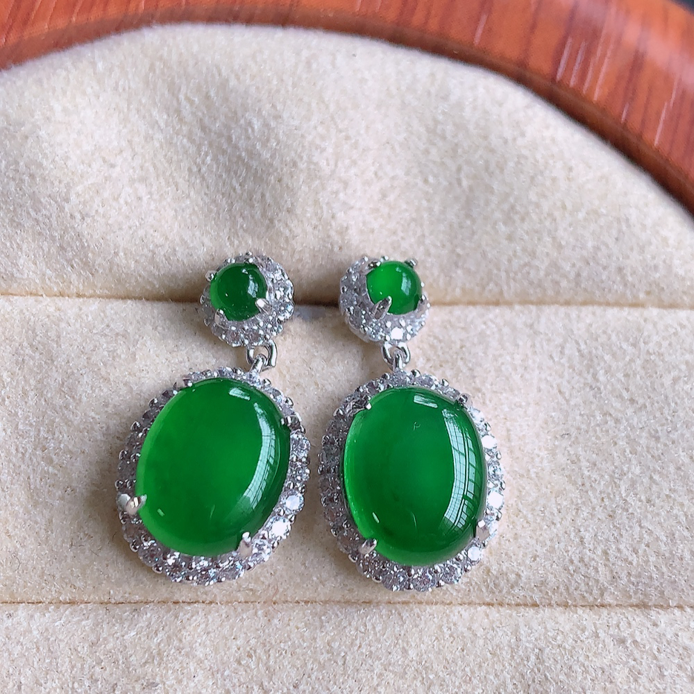 冰满绿翡翠925银镶嵌耳钉，自然光实拍，翠色灵动，颜色漂亮，种老水足，品相佳，佩戴佳品！W502.28  取一整体尺寸：20.5-10.8-6.3mm  裸石尺寸：10-7.6mm