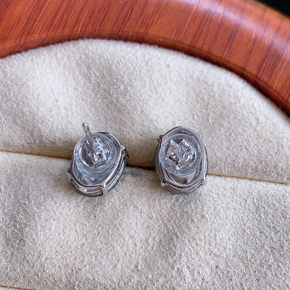 冰满绿翡翠925银镶嵌蛋面耳钉，自然光实拍，翠色灵动，颜色漂亮，种老水足，品相佳，佩戴佳品！W815.28  取一整体尺寸：8.8-6.8-4mm  裸石尺寸：8.8-6.8mm