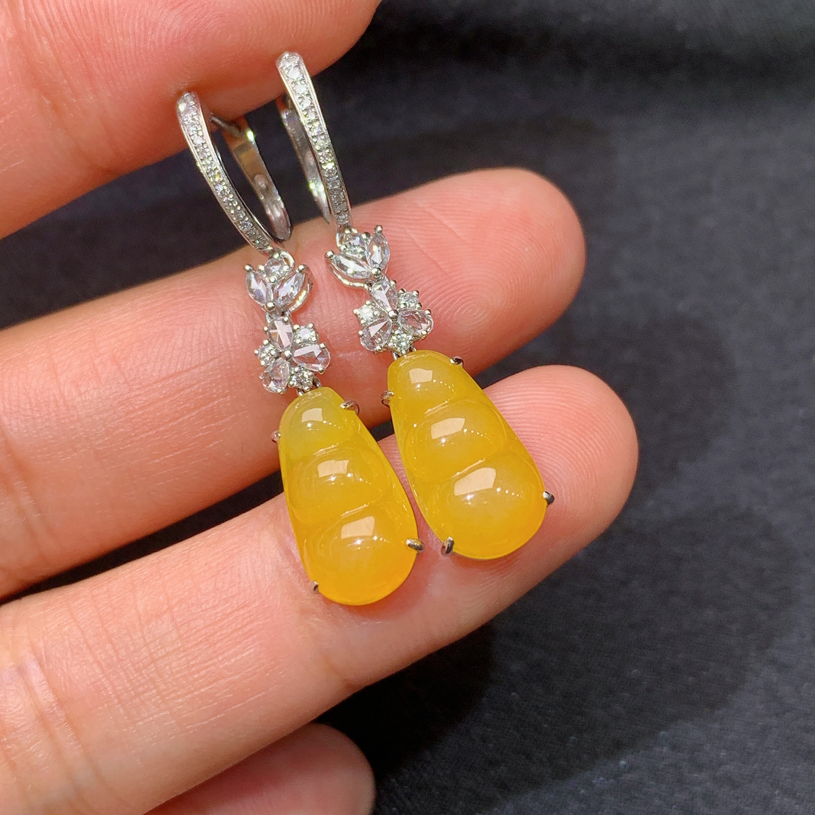 冰黄翡福豆耳坠，18k金镶嵌，色泽鲜艳，水色超佳，Ych 尺寸12.9*6.8*2.5