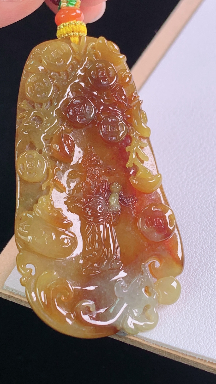 黄翡财神
天然黄翡，雕工精湛
尺寸:66.9-61.5-33.5-9.4mm