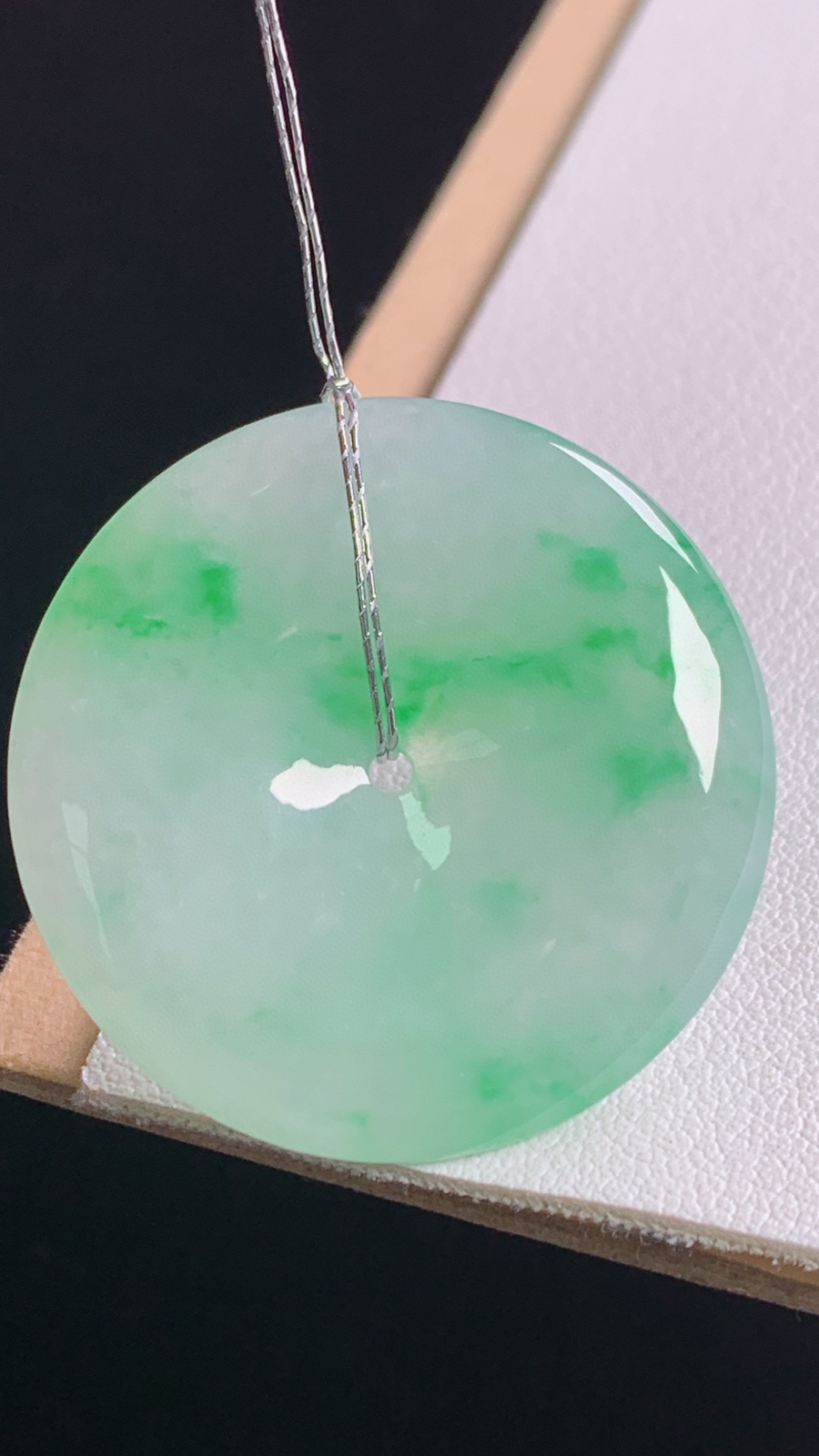 冰飘绿平安扣
色泽清新，胶感十足
尺寸:32.1-5.4mm