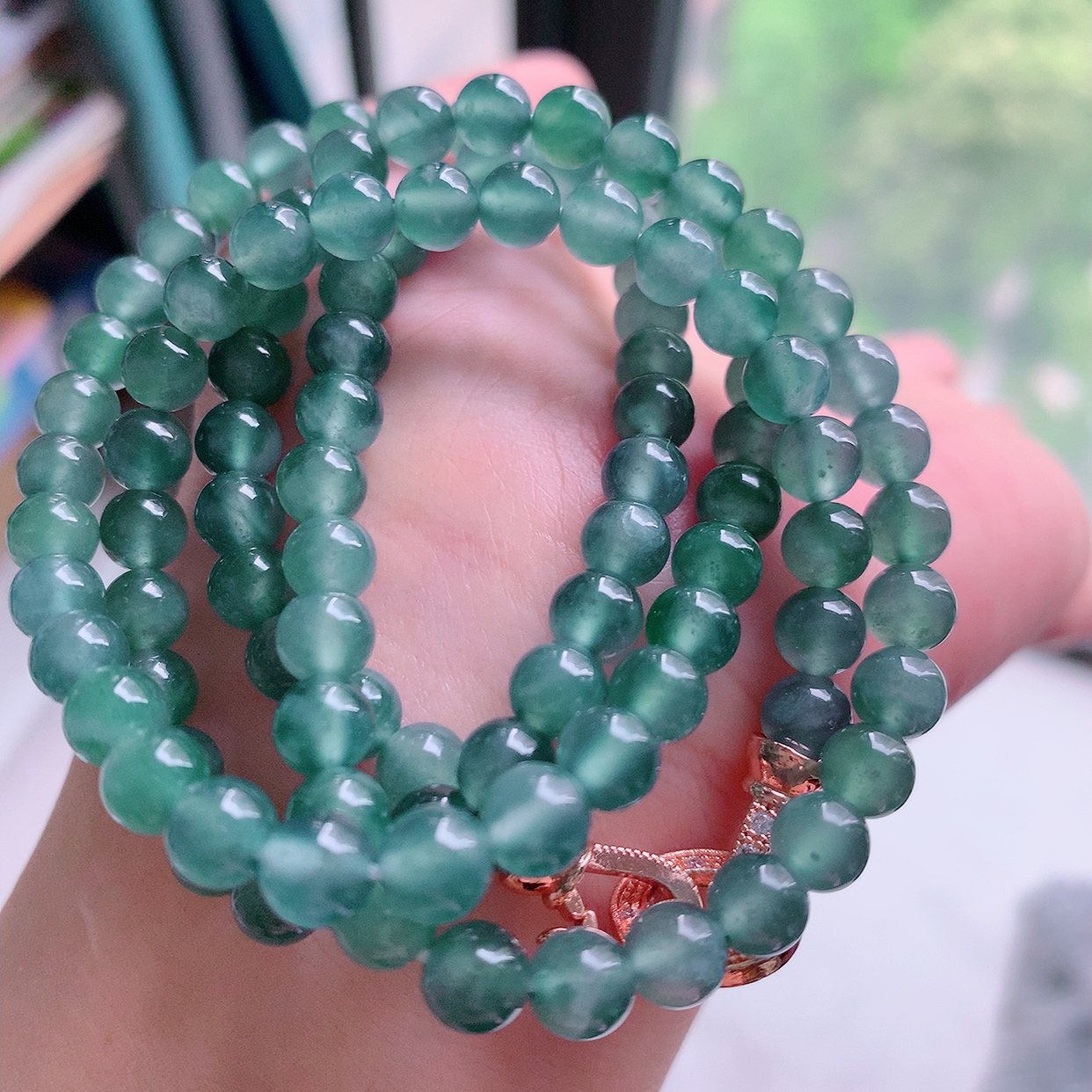 自然光实拍，冰种满色飘绿圆珠项链  翡翠珠链 （装饰扣）玉质细腻  冰清玉润  颜色漂亮  #001.1取一尺寸5.8mm