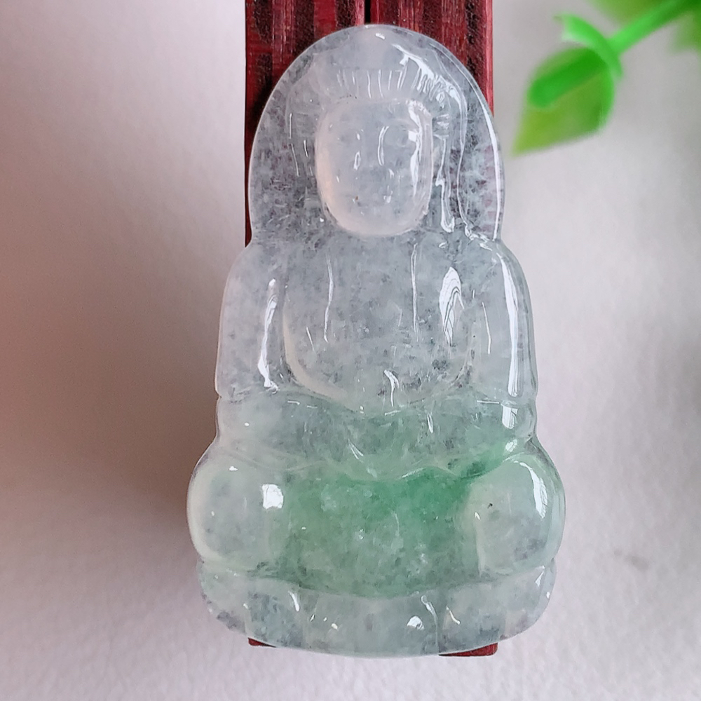 冰润精雕飘花观音吊坠，法相端庄大气，工艺精湛，种色浓郁，细腻饱满冰润，种老水足，收藏佳品，佩戴大气 