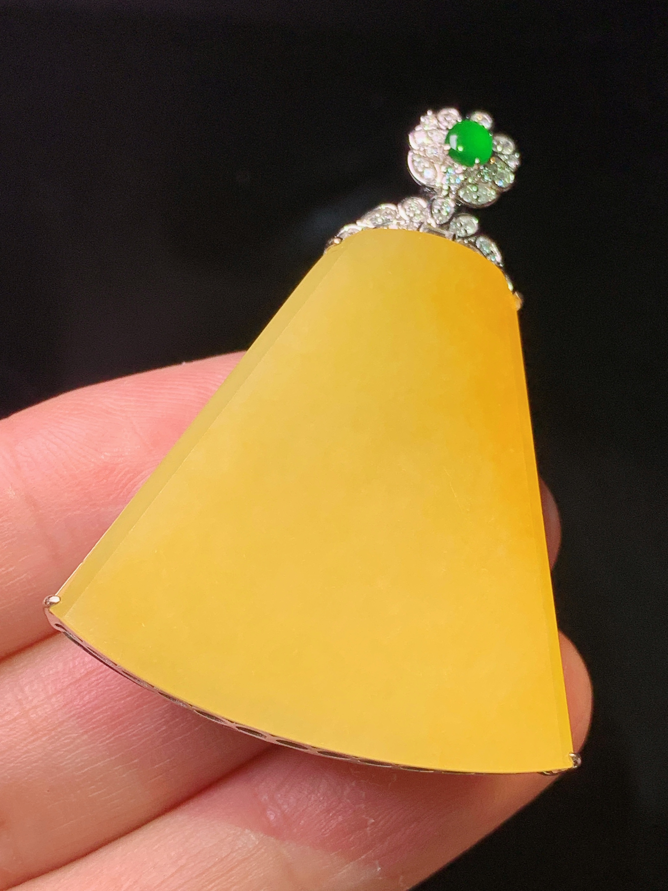 18k金钻镶嵌黄翡无事牌吊坠 玉质细腻 色泽艳丽清新 水润亮眼 整体尺寸48*33*7.6m5