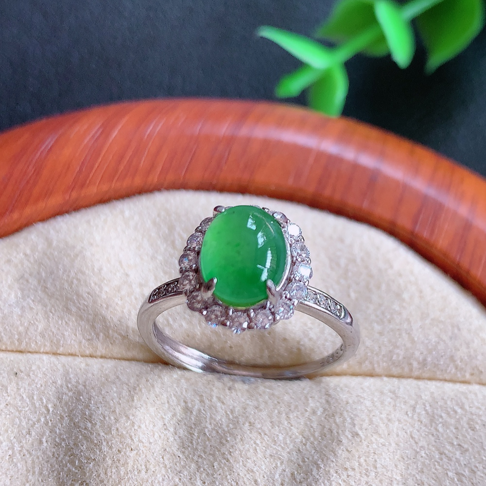 冰润满绿精美环形翡翠戒指  玉质细腻  冰清玉润  飘花灵动  颜色漂亮  W815.28   内径尺寸：17-11-9mm  裸石尺寸：8.3-6.6mm