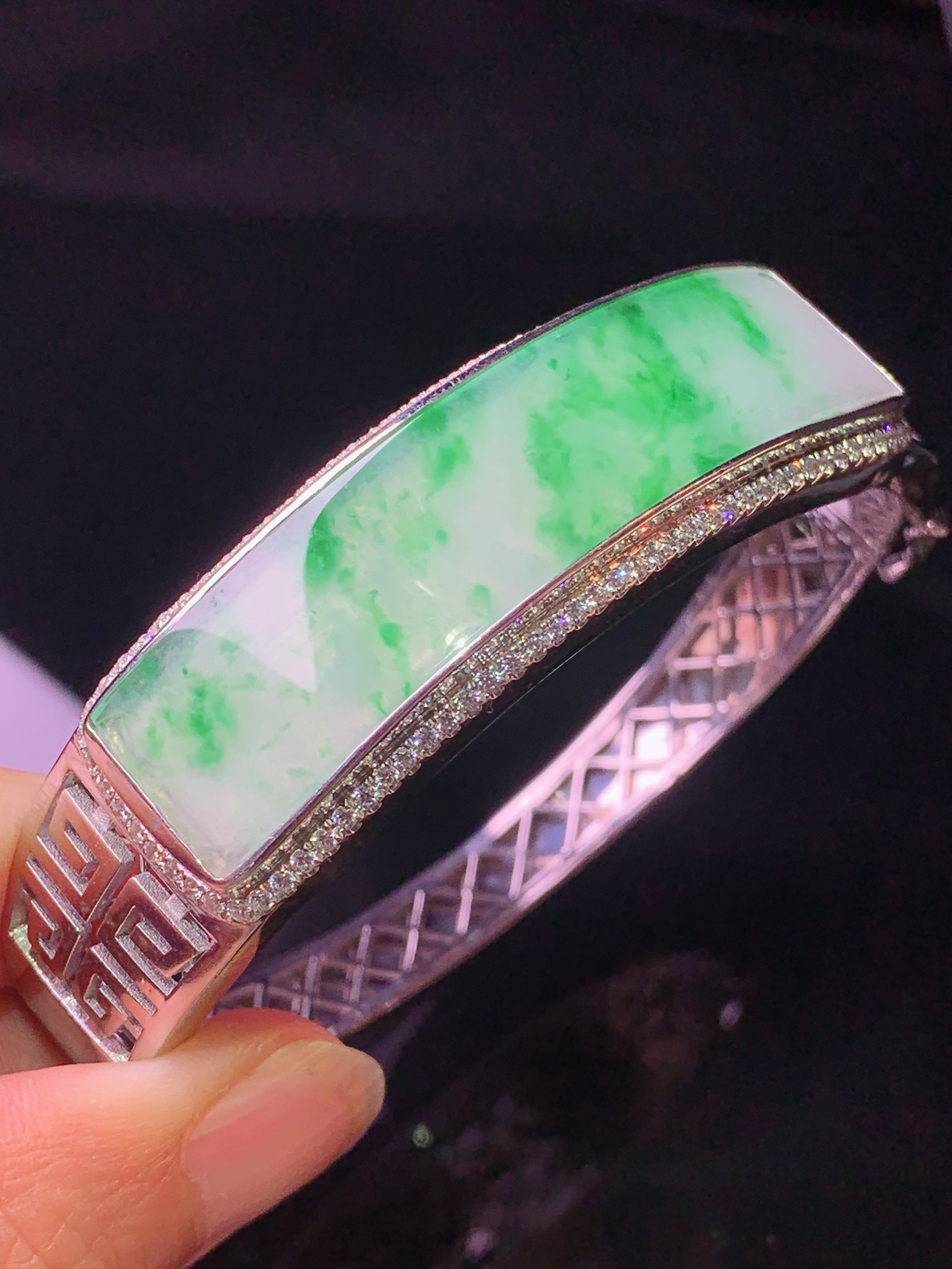 925银镶嵌飘绿弯条手镯 玉质细腻 色泽艳丽清新 圈口60 水润亮眼 裸石尺寸52.8*12.2*2