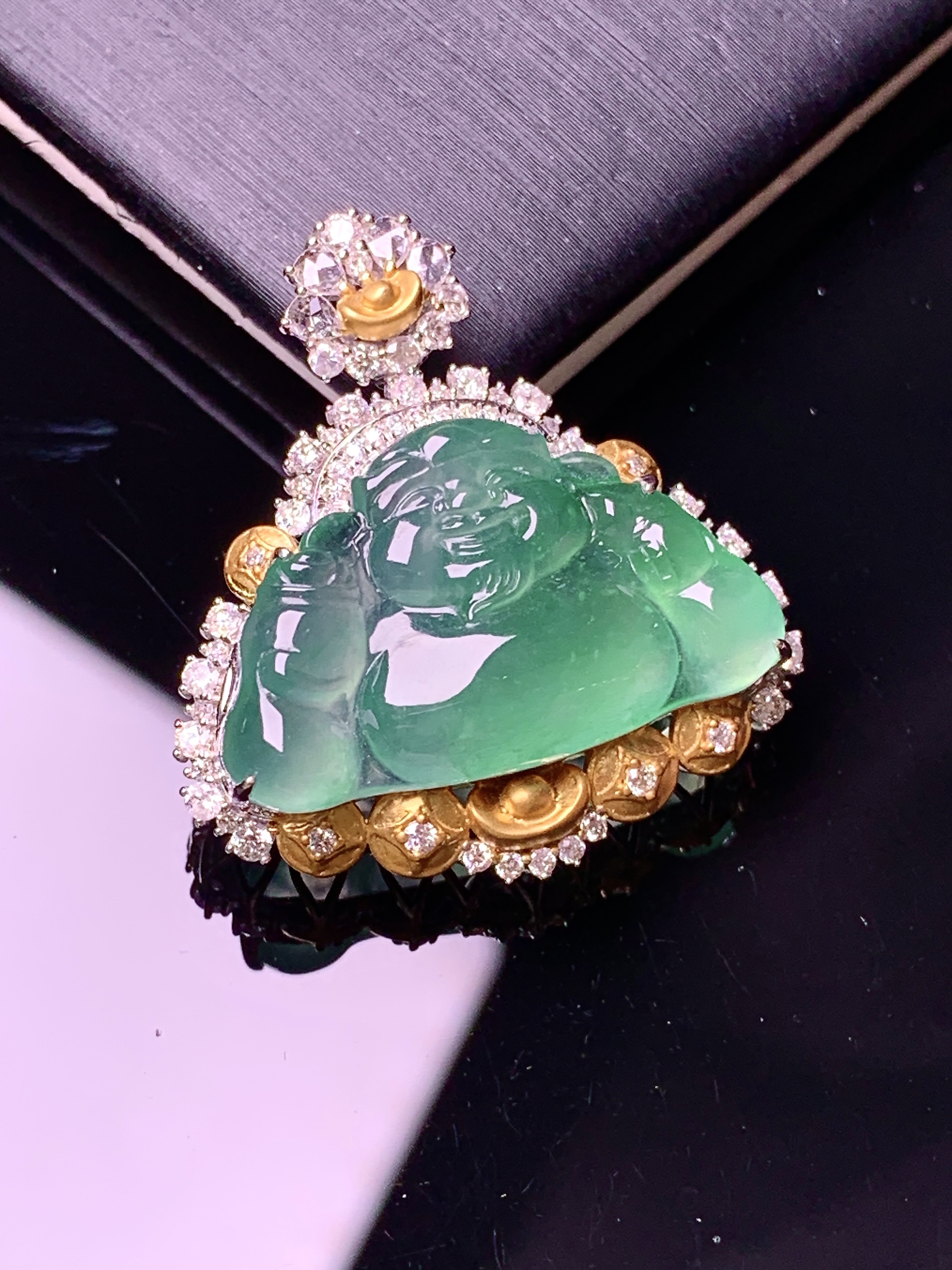 18k金钻镶嵌冰种晴明绿佛公吊坠 玉质细腻 色泽艳丽清新 水润亮眼 整体尺寸28.5*26.2*8.8m5