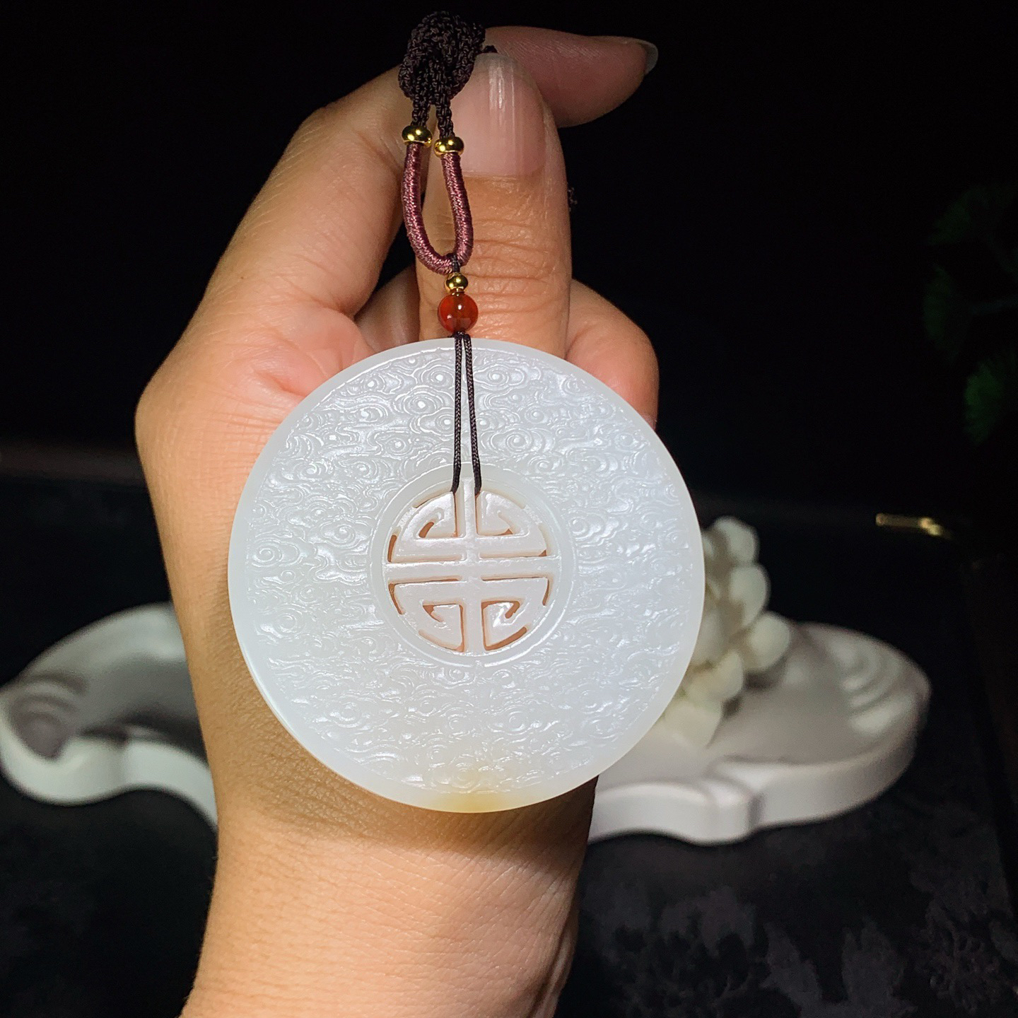 新疆和田玉且末糖大圆满挂件。尺寸55/8重50克 玉质细腻油润 底色纯净 脂粉好，品质好。lt260