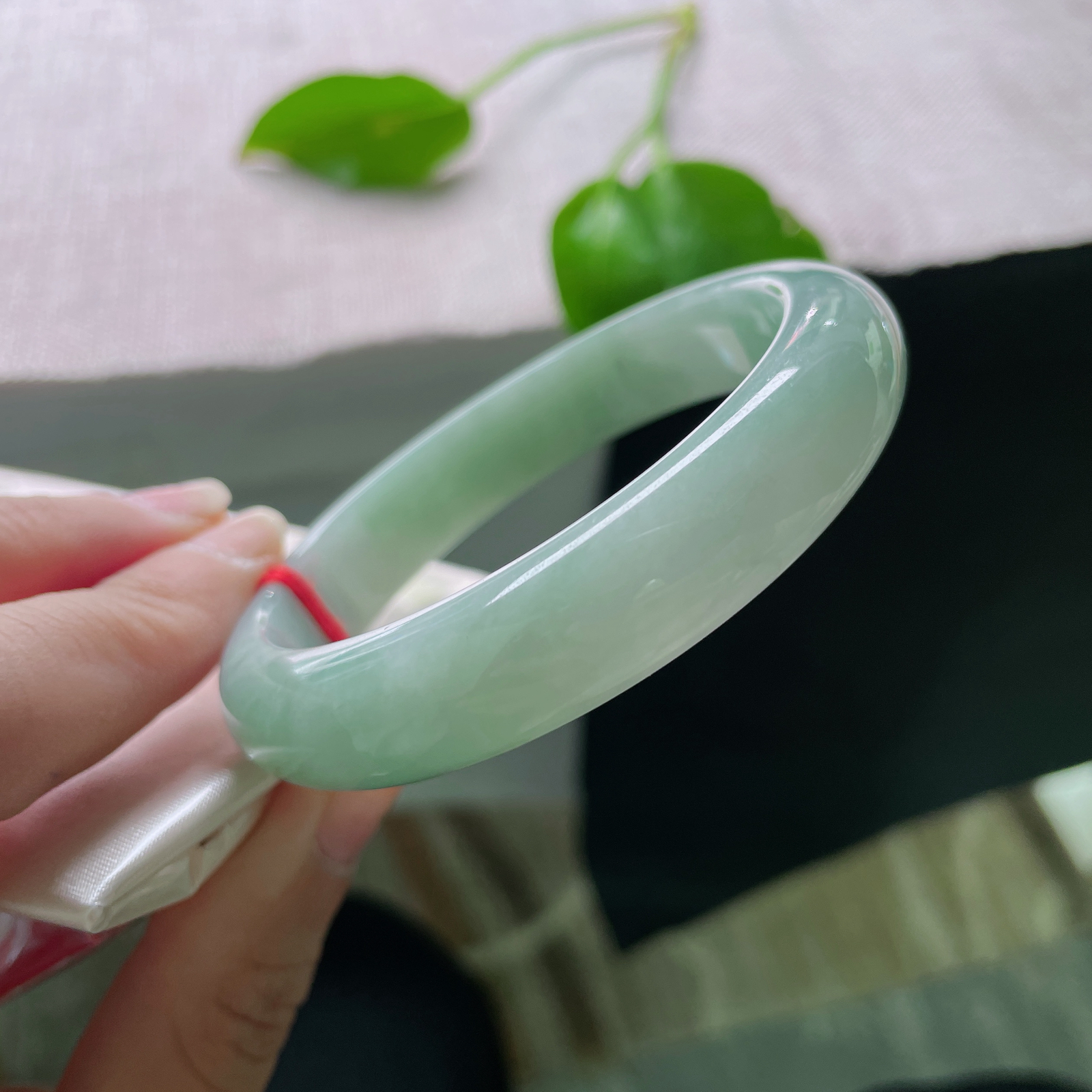 尺寸：56.8/12.7/7.7，绿底正圈，水润，柔润细腻，上手显白，皮纹不显。