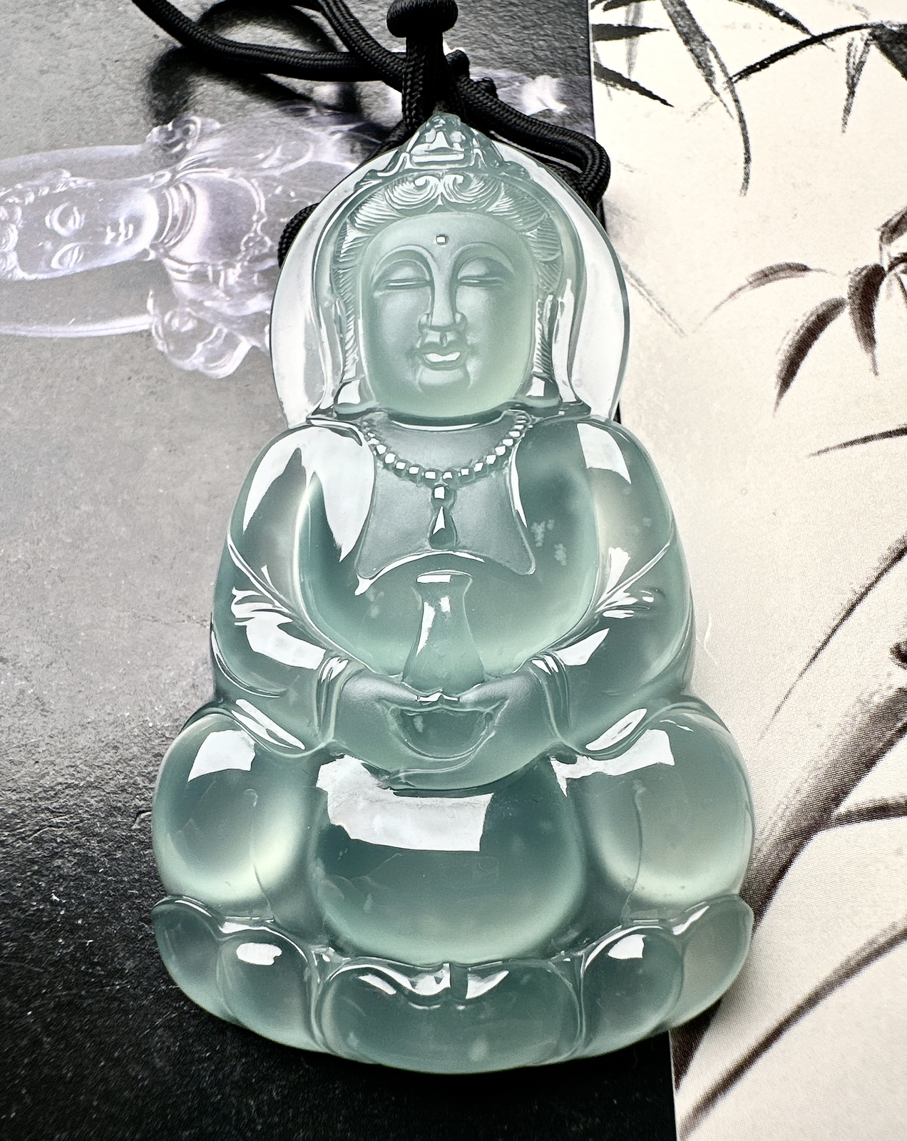 【冰种晴蓝正装观音】质地细腻，通透度上佳，冰感十足，适合佩戴，收藏品质