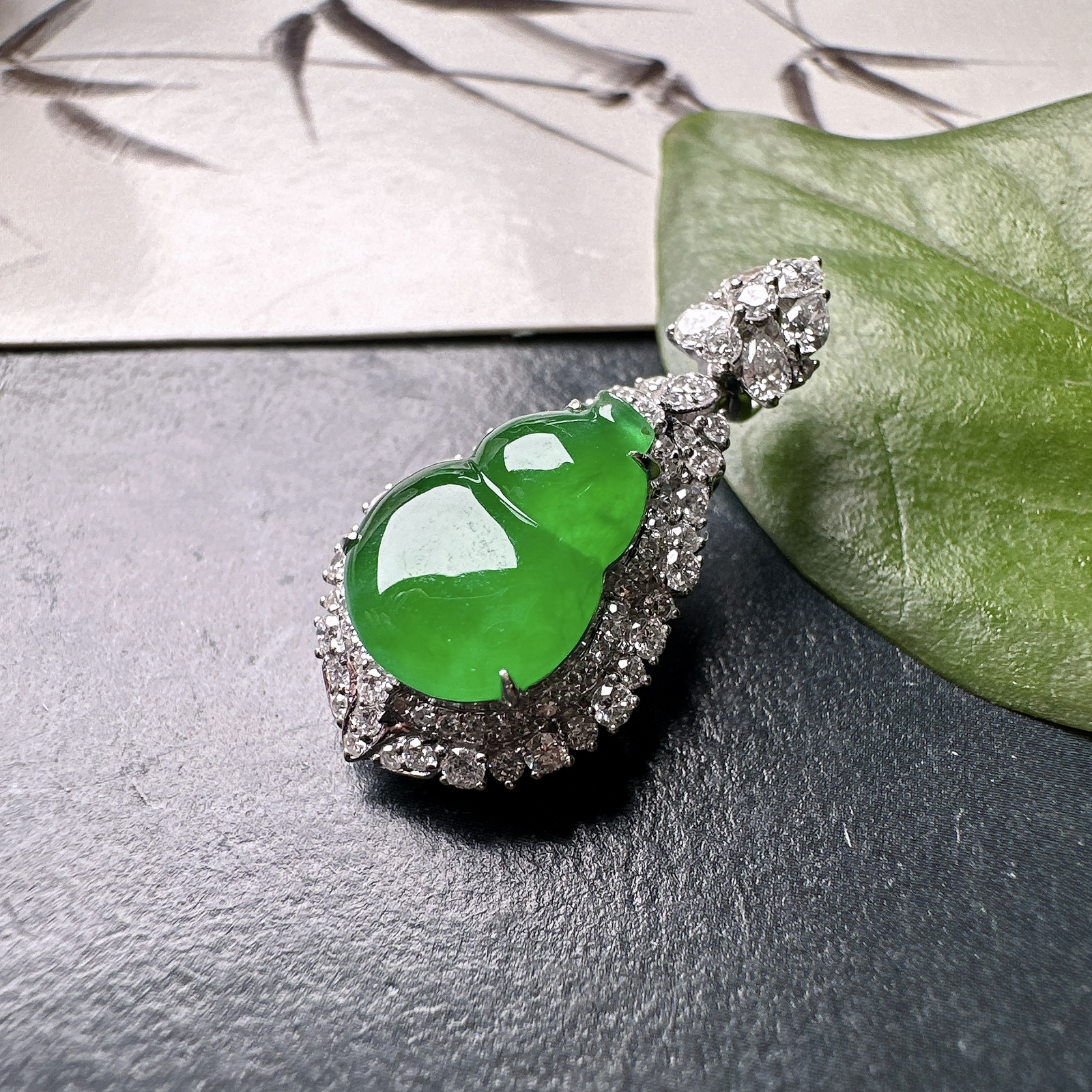 【冰种满绿葫芦吊坠】质地细腻，冰润起光，胶感强烈，冰感明显，18K金钻精美镶嵌，裸石尺寸11.8*8.8*2.8毫米