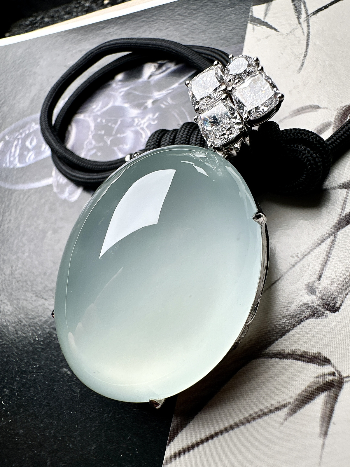 【冰种天空蓝大蛋面】鸽子蛋，珍藏品，晶莹剔透，起强荧光，冰润动人。18k金钻镶嵌，裸石尺寸43*35*18.2毫米