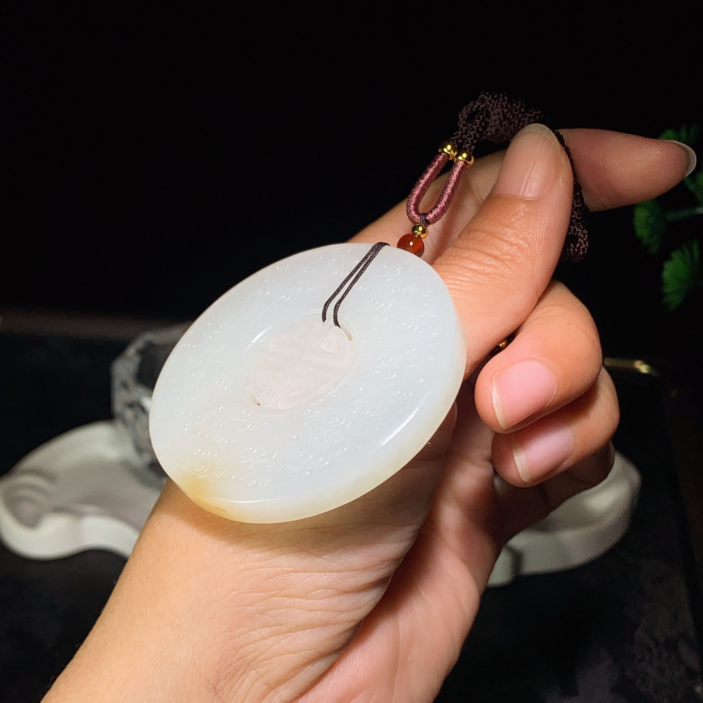 新疆和田玉且末糖大圆满挂件。尺寸55/8重50克 玉质细腻油润 底色纯净 脂粉好，品质好。lt260