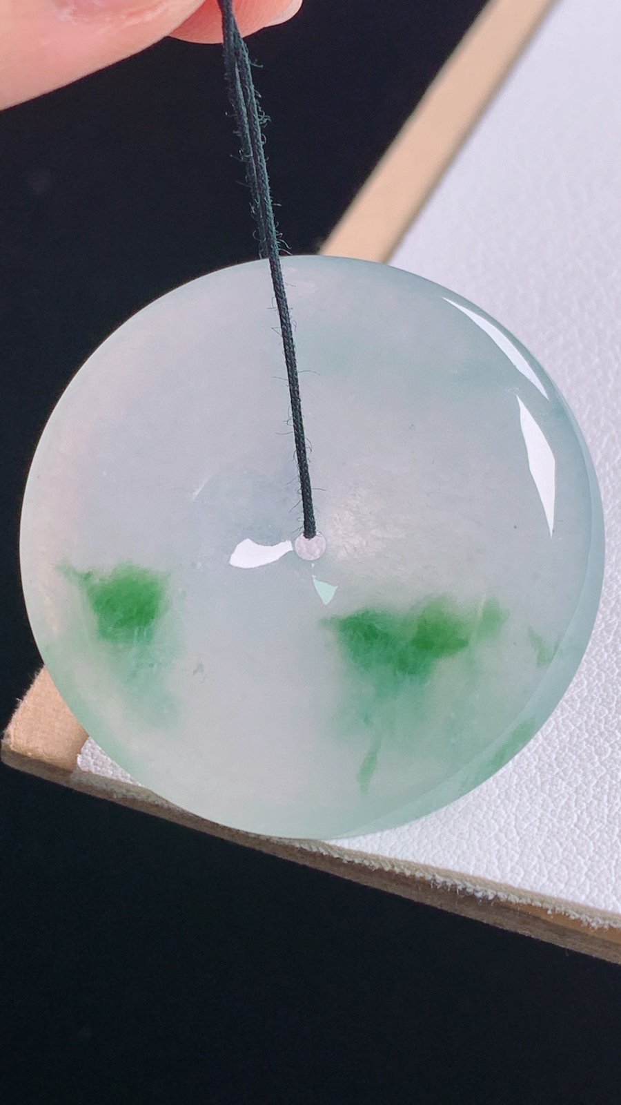 冰飘花平安扣
花色灵动，胶感十足
尺寸:34.3-5.7mm